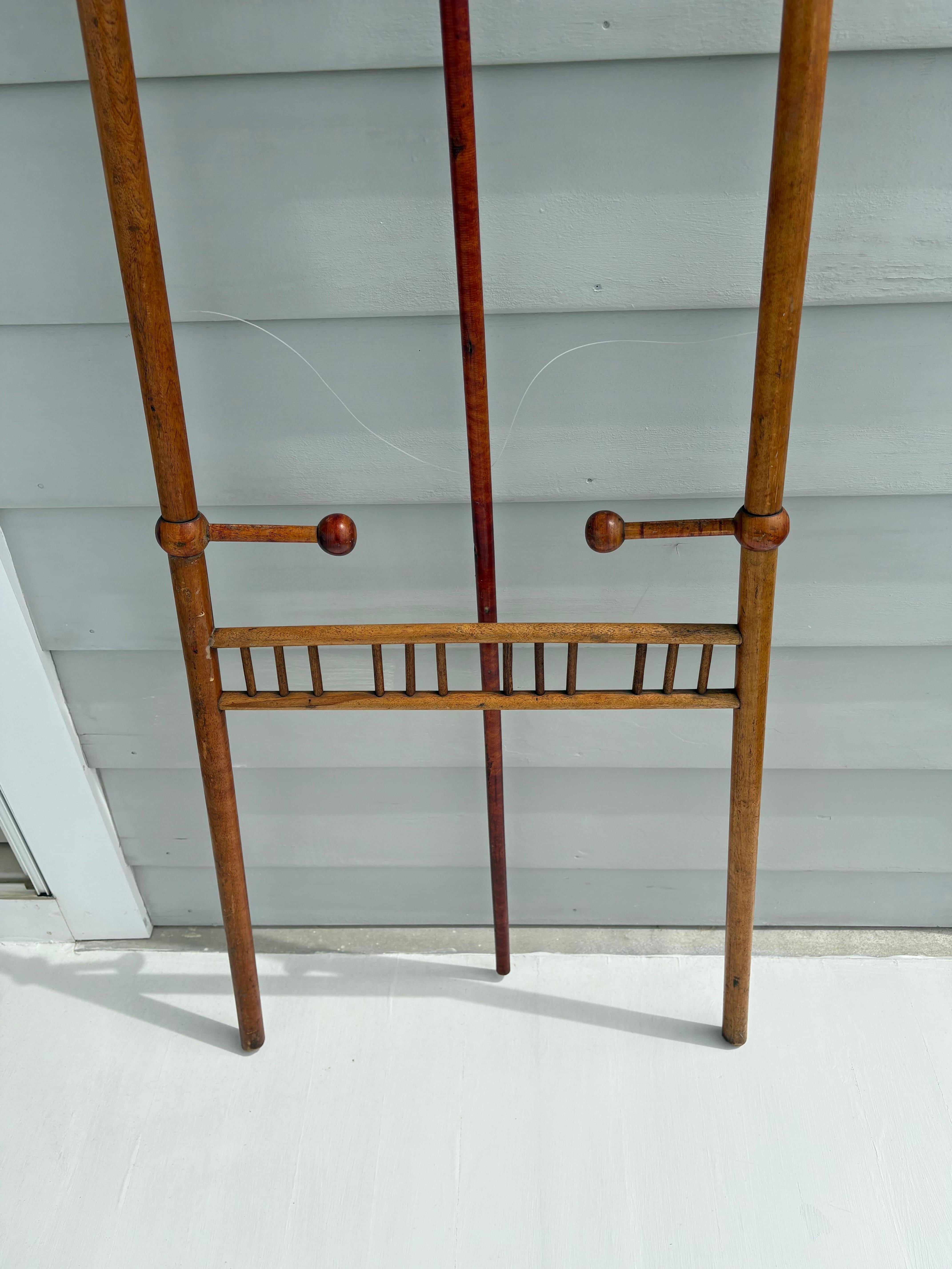 Caballete alto antiguo de madera Ball and Ball para decorar y exponer siglo XX en venta