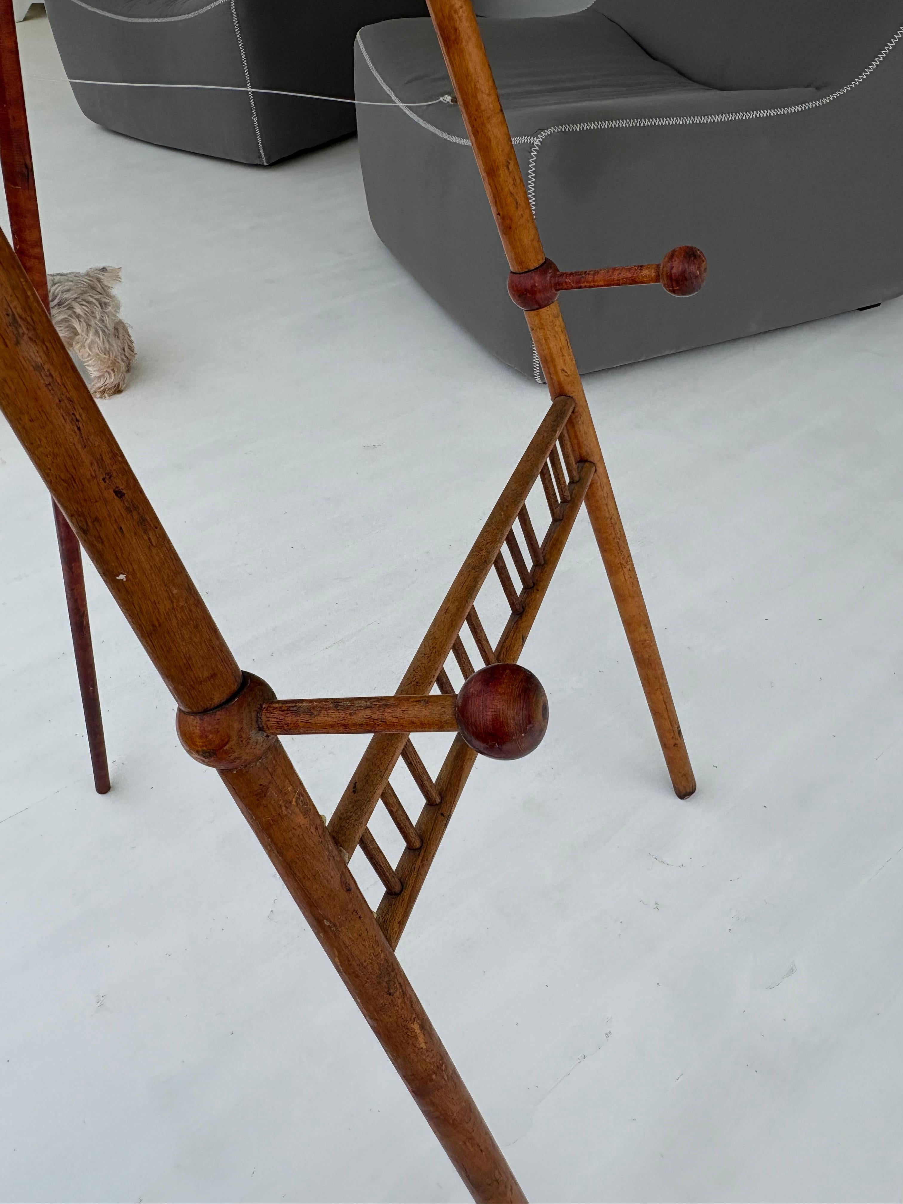 Caballete alto antiguo de madera Ball and Ball para decorar y exponer en venta 1
