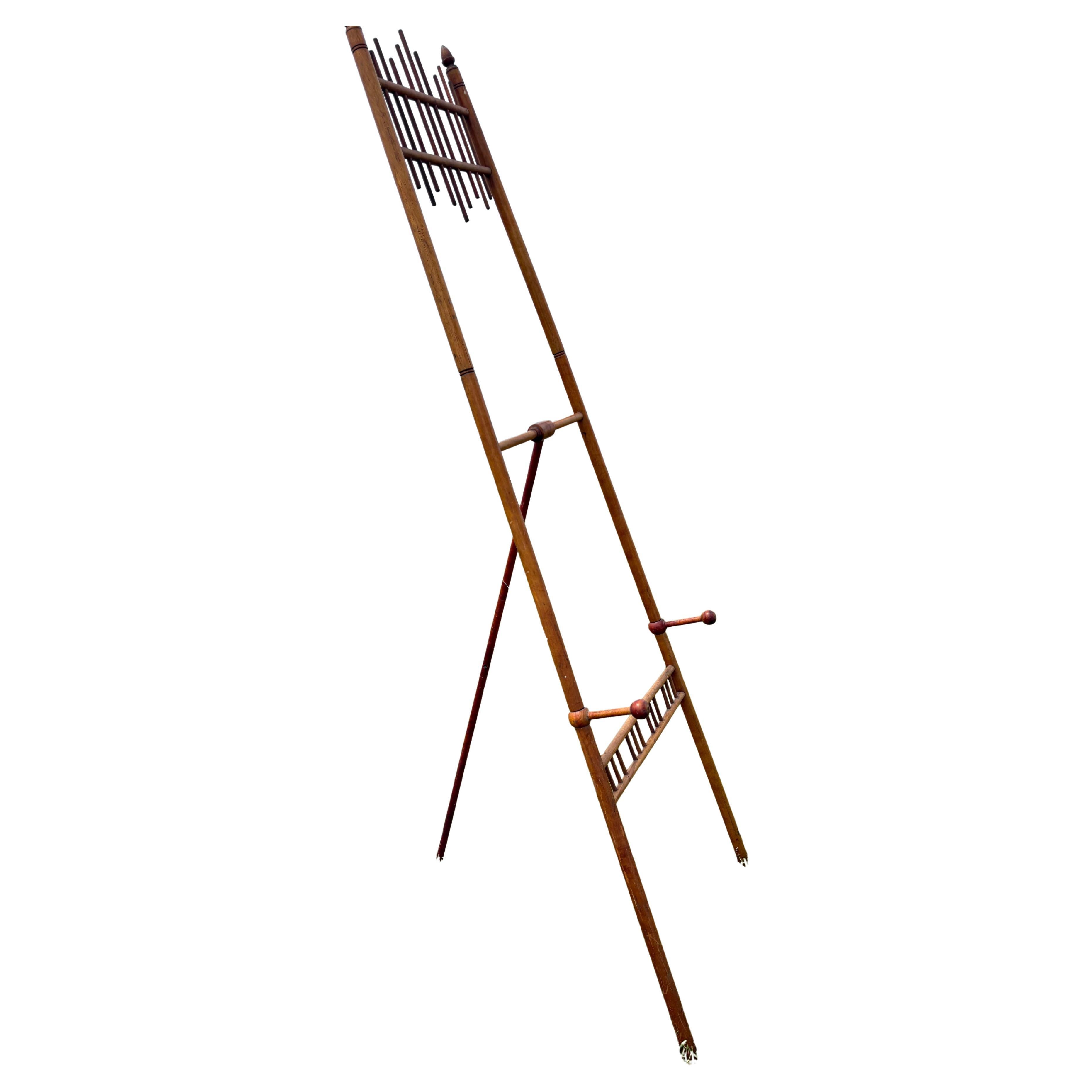 Caballete alto antiguo de madera Ball and Ball para decorar y exponer