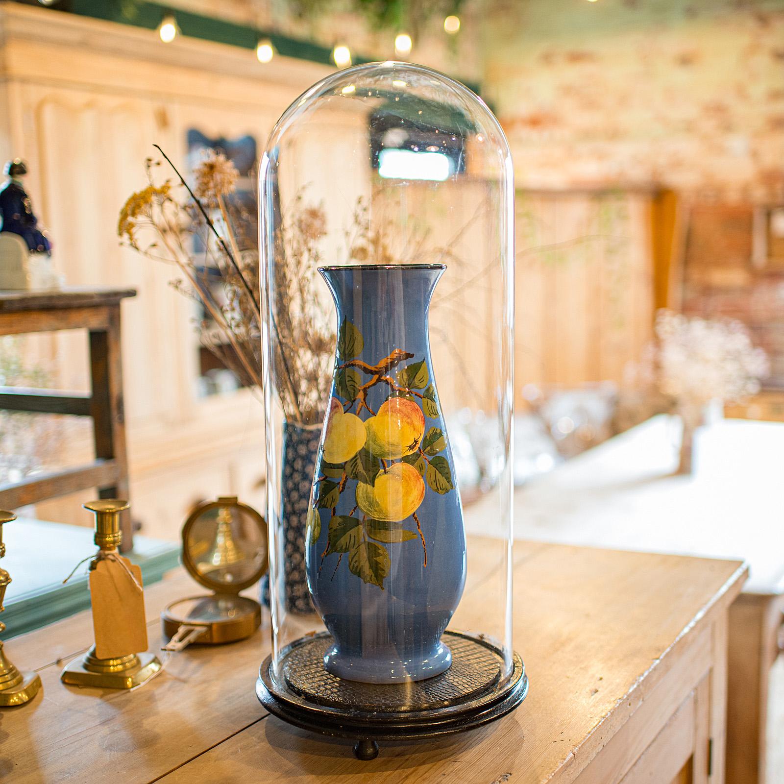 
Se trata de una vitrina alta de taxidermia antigua. Cúpula expositora inglesa, de cristal y caoba, de finales de la época victoriana, hacia 1890.

Cúpula antigua agradablemente luminosa y bien proporcionada
Presenta una deseable pátina envejecida y