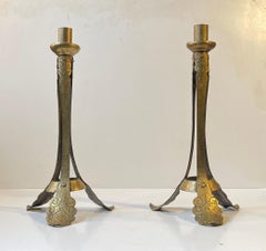 Portacandele alto a tre supporti in stile Art Nouveau con foglie in ottone incise, 1900