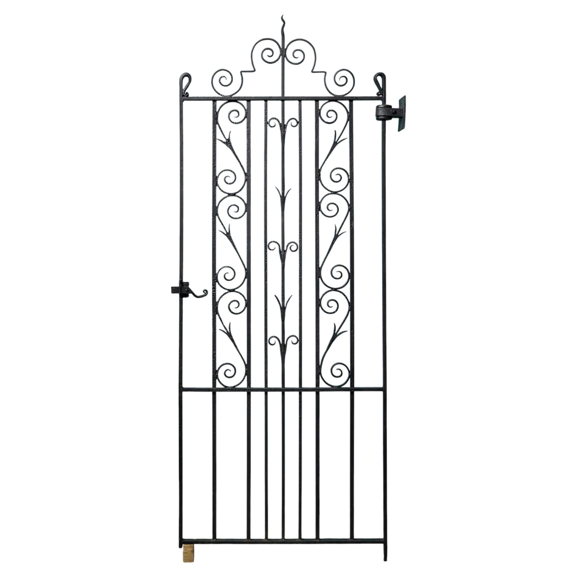 Puerta alta de hierro forjado antigua en venta