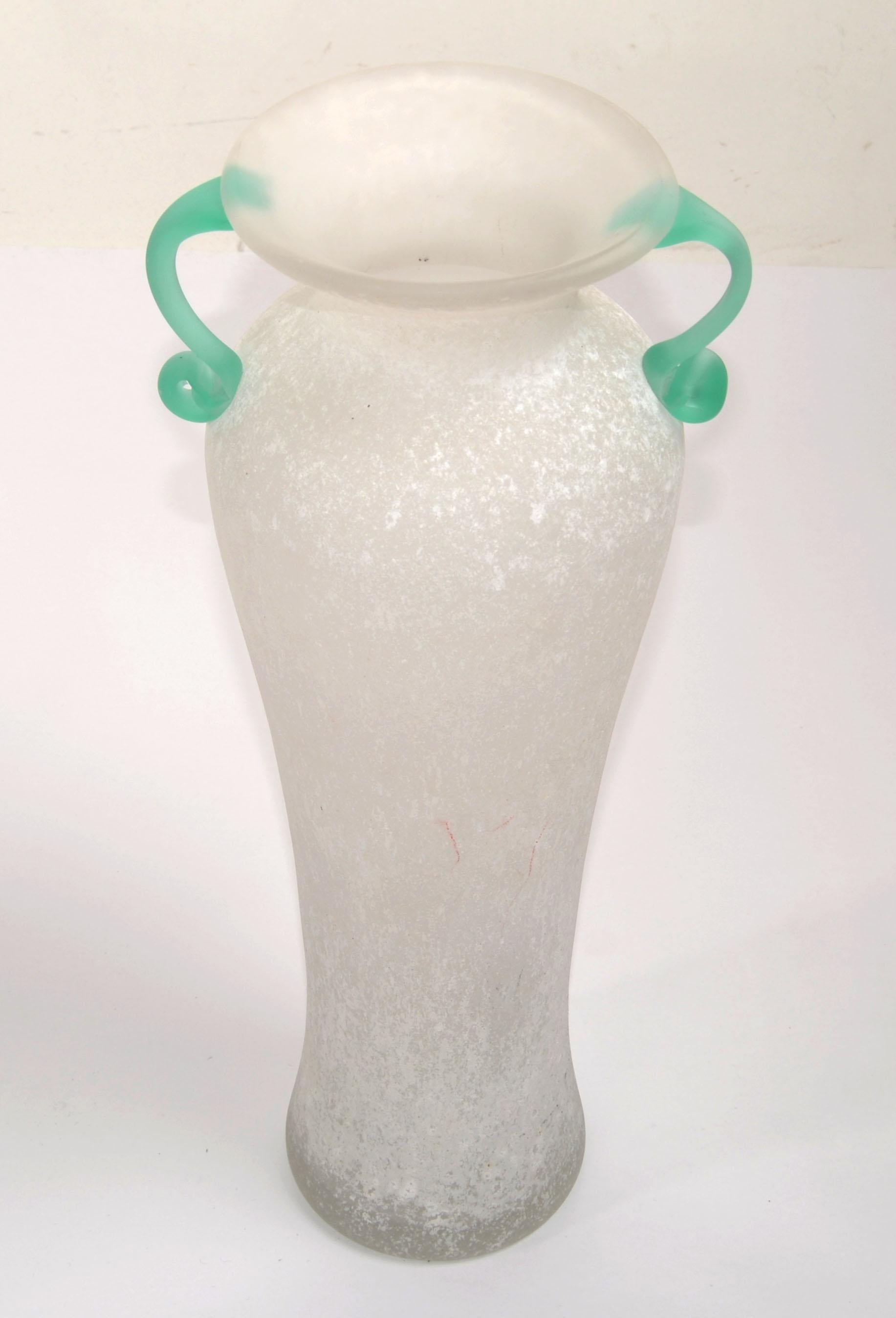 Archimede Seguso Italy Scavo Bianco white & mint green Art Glass Murano Flower vase, vessel, decanter Mid-Century Modern made by Seguso Vetri d'Arte Italy circa in 1980s.
En très bon état vintage, usure normale due à l'Histoire. 
Pas de fissures,