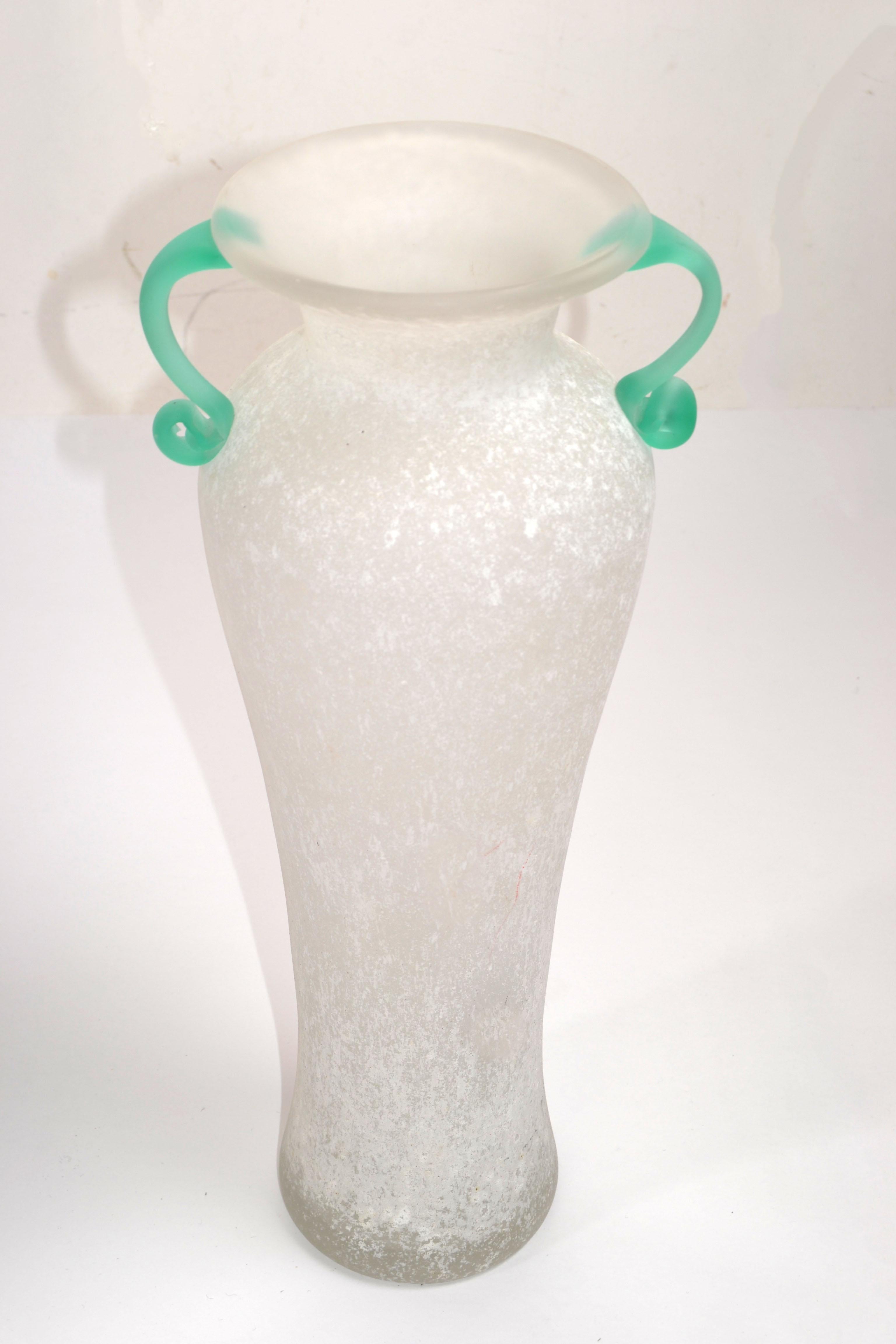 Tall Archimede Seguso Scavo Bianco Flower Vase Italy White & Mint Green Handles  For Sale 1