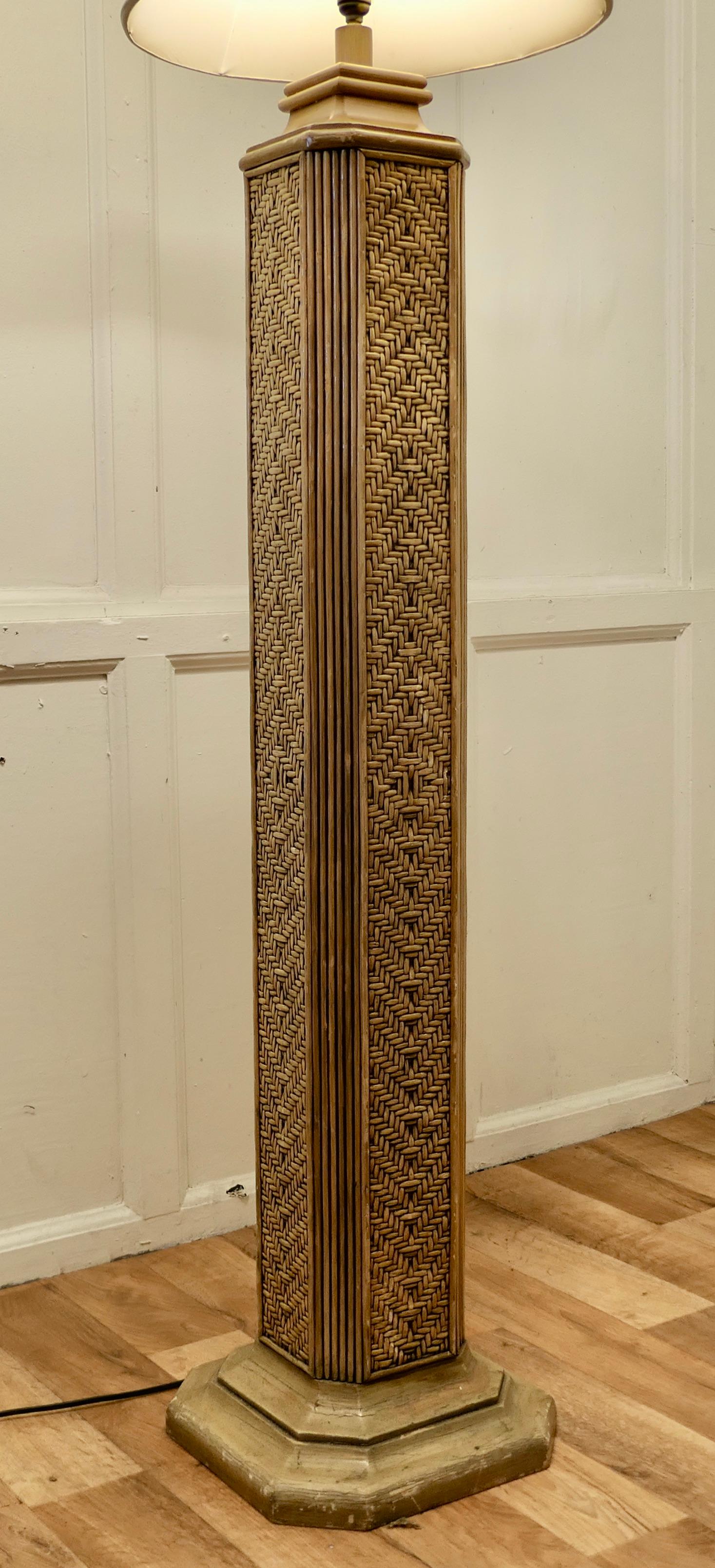 20ième siècle Grand lampadaire Art Déco à colonne en bambou et rotin en vente