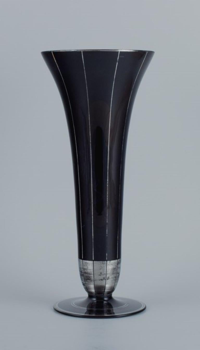 Tall Art Deco glass vase, Germany. With silver horizontal inlays.
1930-1940s.
In excellent condition with minor wear.
Dimensions: H 30,5 x D 13,5 cm.
