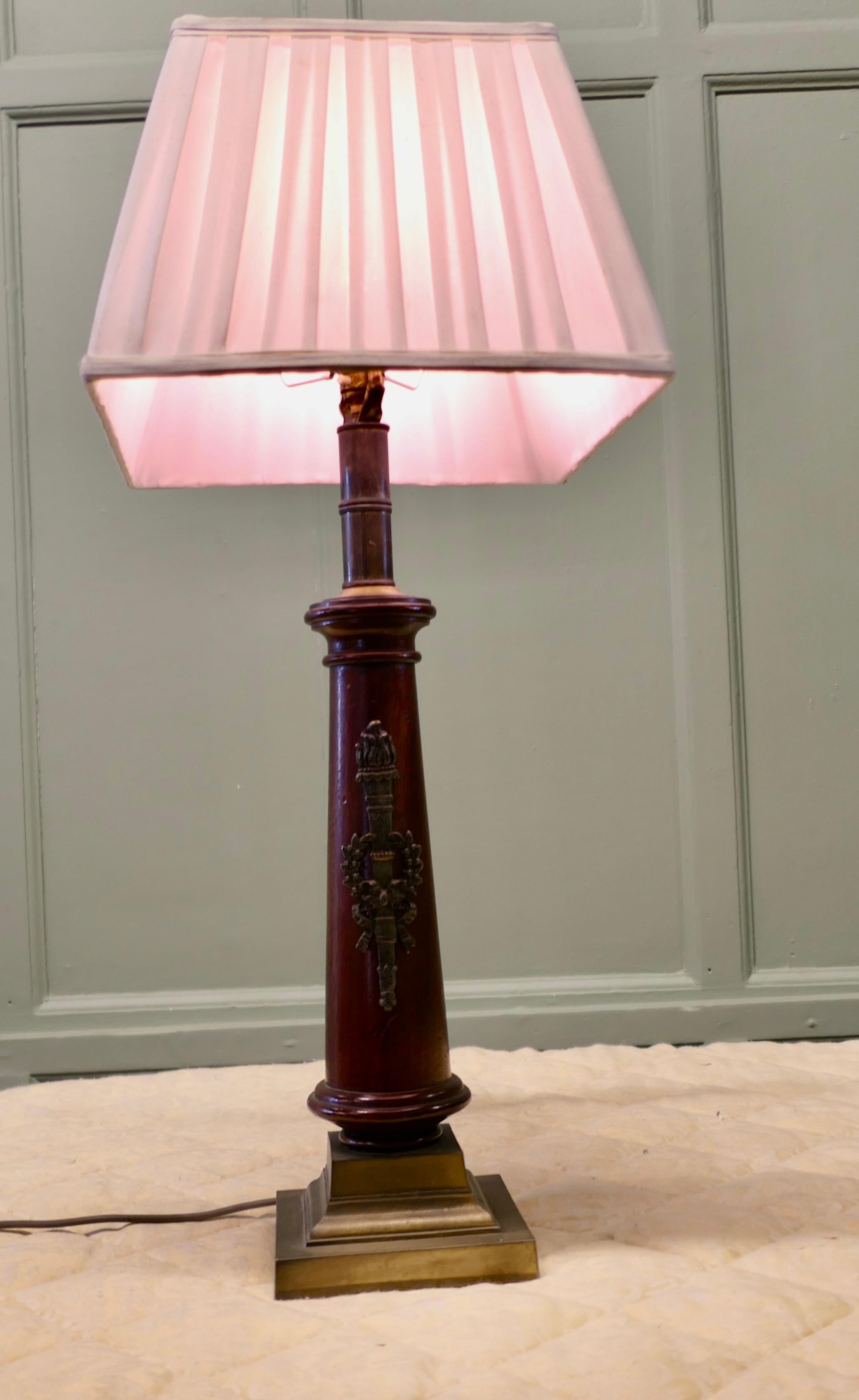 Grande lampe de table Art Déco en noyer et laiton

Voici une très belle lampe de table, elle est tournée en noyer avec une plaque décorative sur le devant et un abat-jour carré plissé, le tout en bon état et...  le câblage est assez récent
La lampe