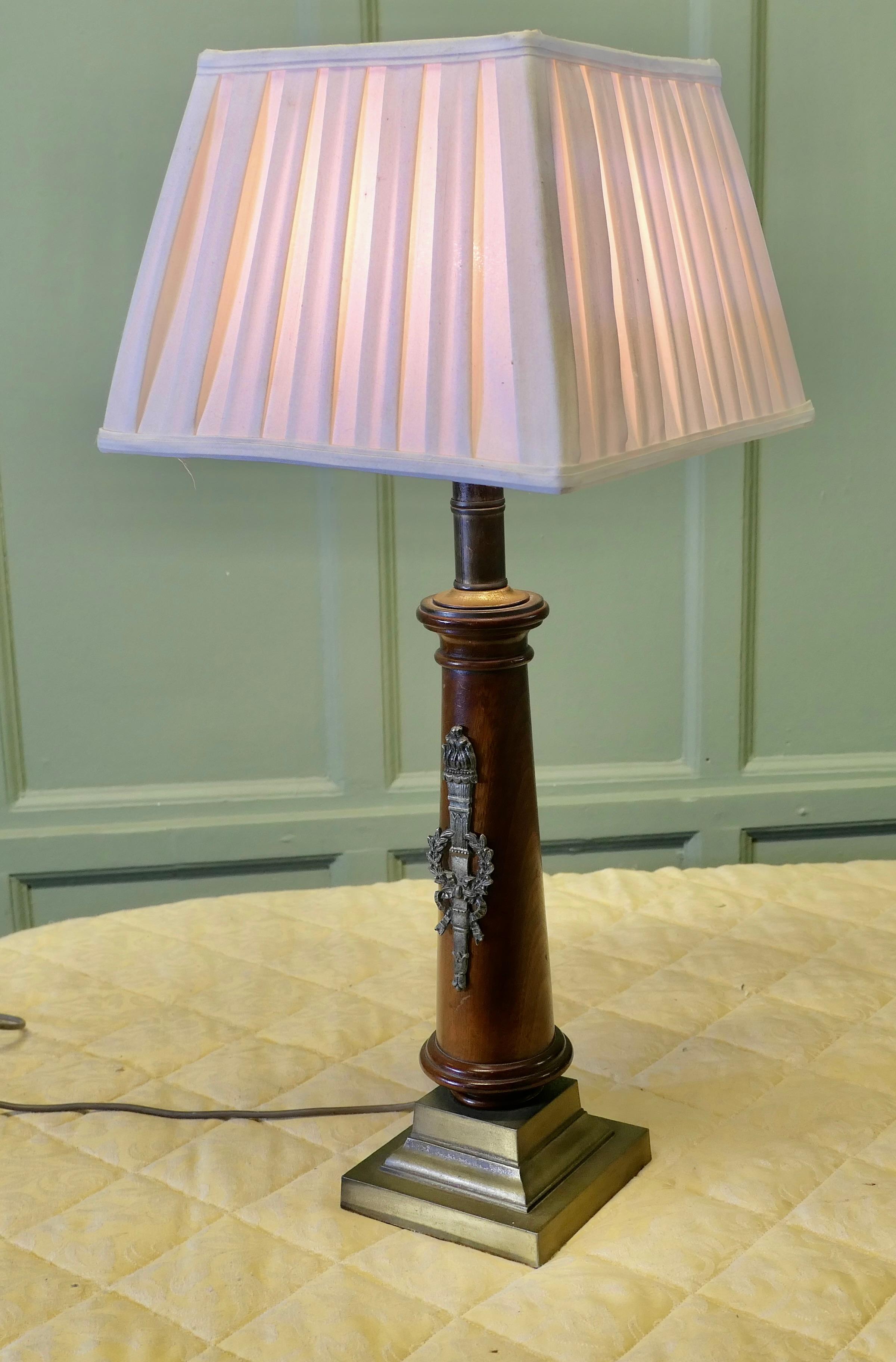 Laiton Grande lampe de table Art Déco en noyer et laiton  Il s'agit d'une lampe de table très attrayante en vente