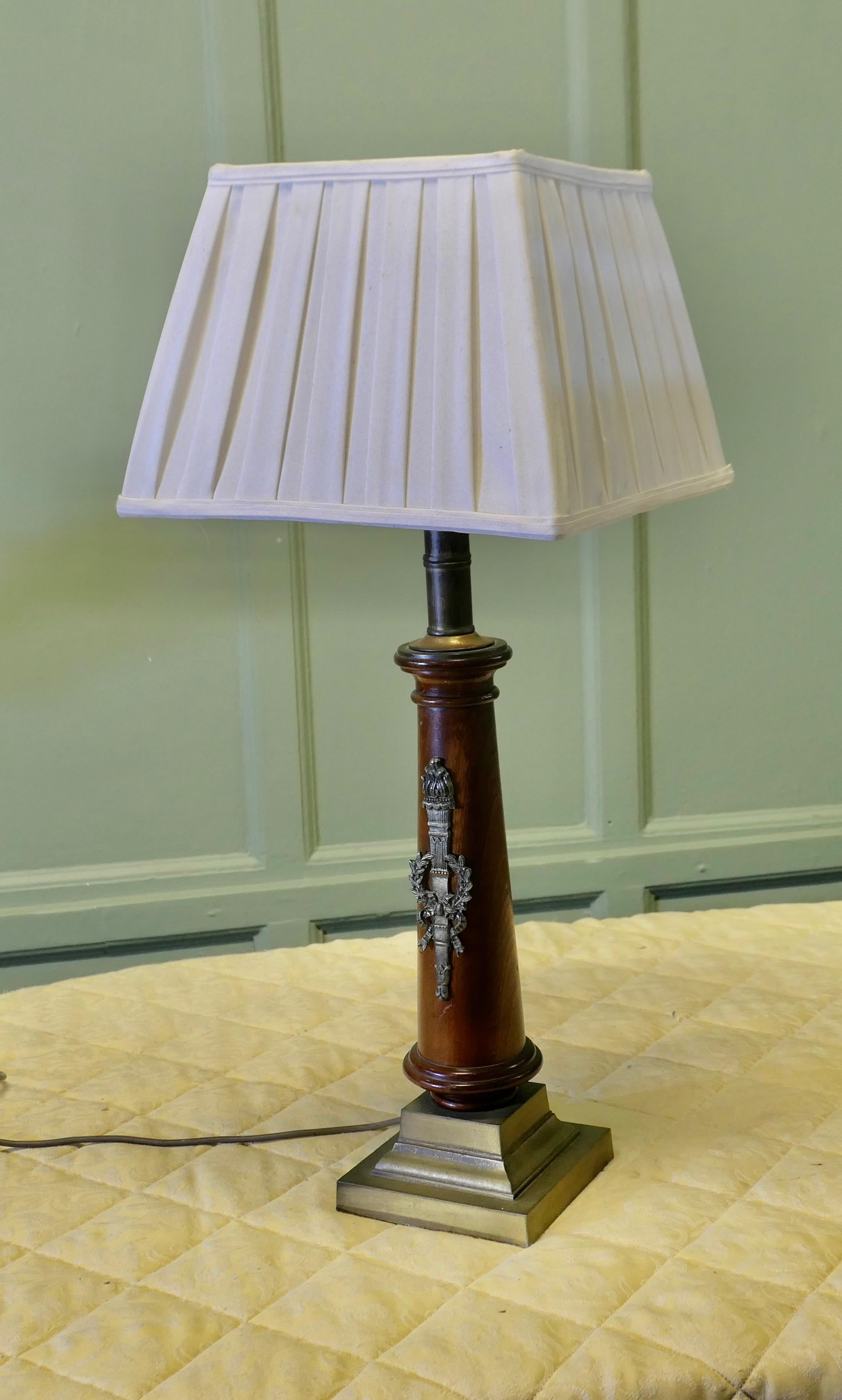 Grande lampe de table Art Déco en noyer et laiton  Il s'agit d'une lampe de table très attrayante en vente 1