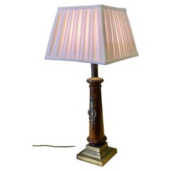 Grande lampe de table Art Déco en noyer et laiton  Il s'agit d'une lampe de table très attrayante