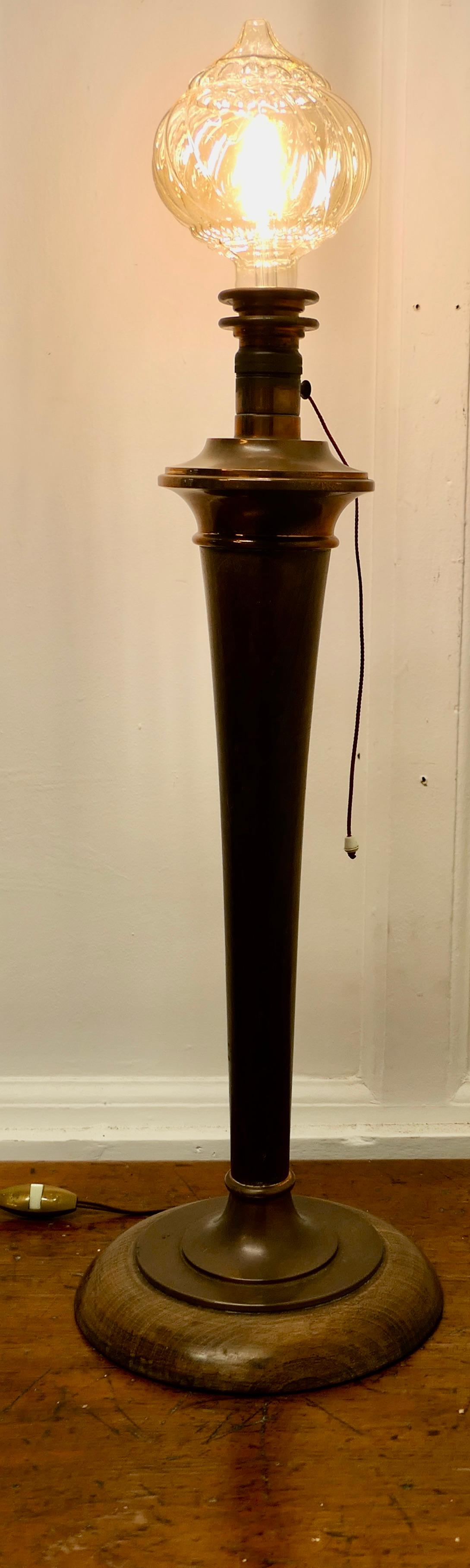 Hohe Art Deco Tischlampe aus Nussbaum und Kupfer    (Art déco) im Angebot