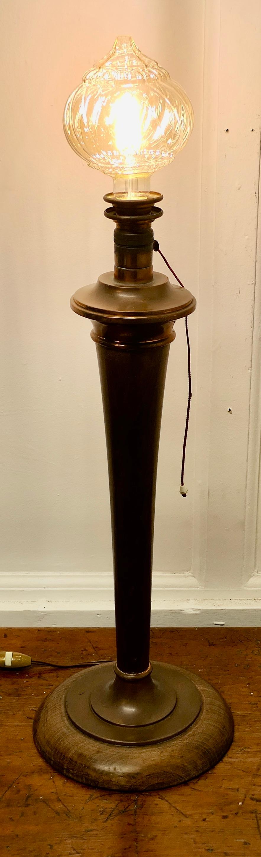 Hohe Art Deco Tischlampe aus Nussbaum und Kupfer    (Frühes 20. Jahrhundert) im Angebot