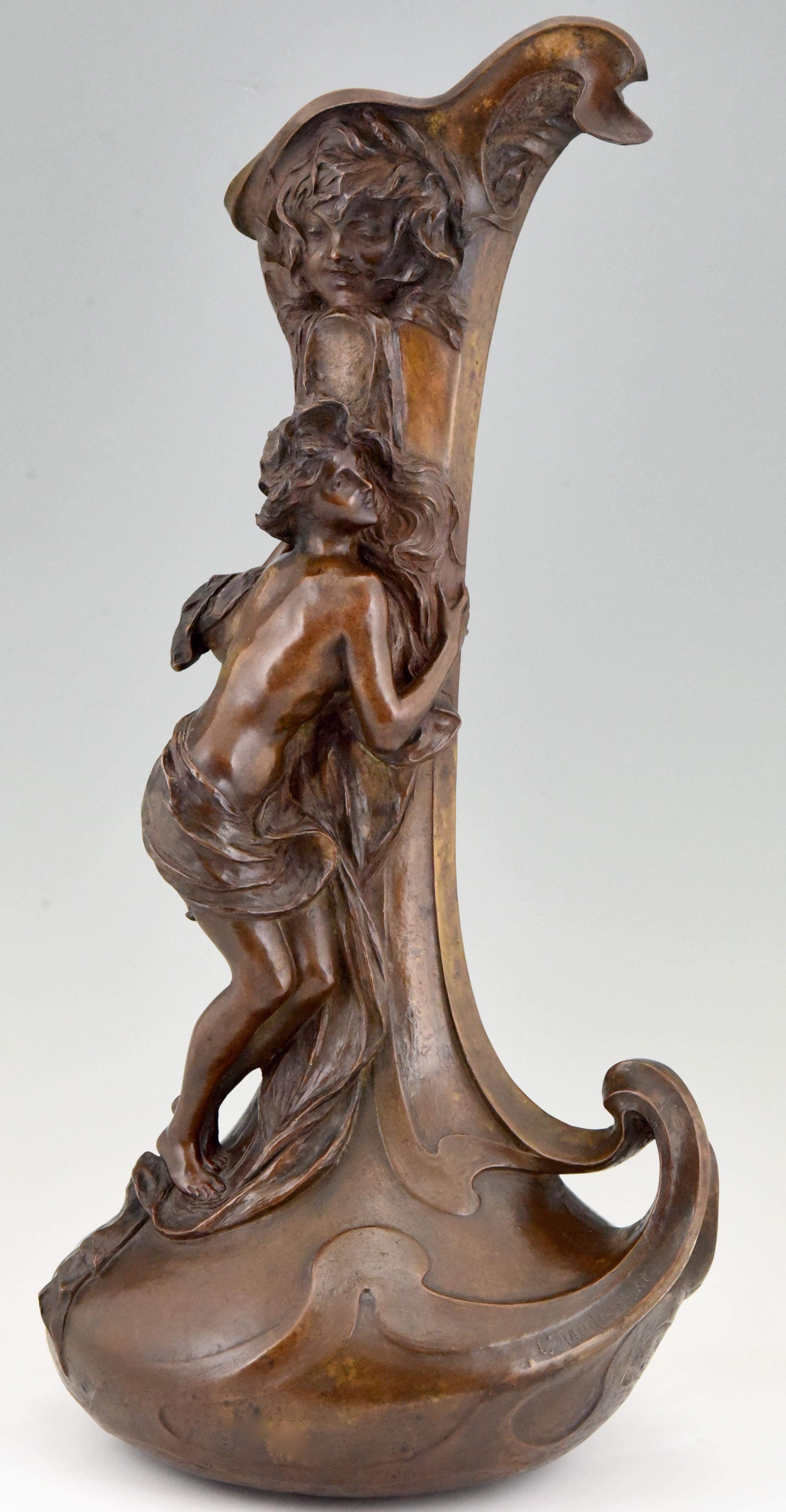 Important and rare bronze Art Nouveau vase picturing a semi nude lady at a fountain signed by Lucas Madrassi (1848-1919) marked cire perdue, cast in lost wax technique. Beautiful rich brown patina. 

Literature:
Etains 1900” Philippe Dahan, les