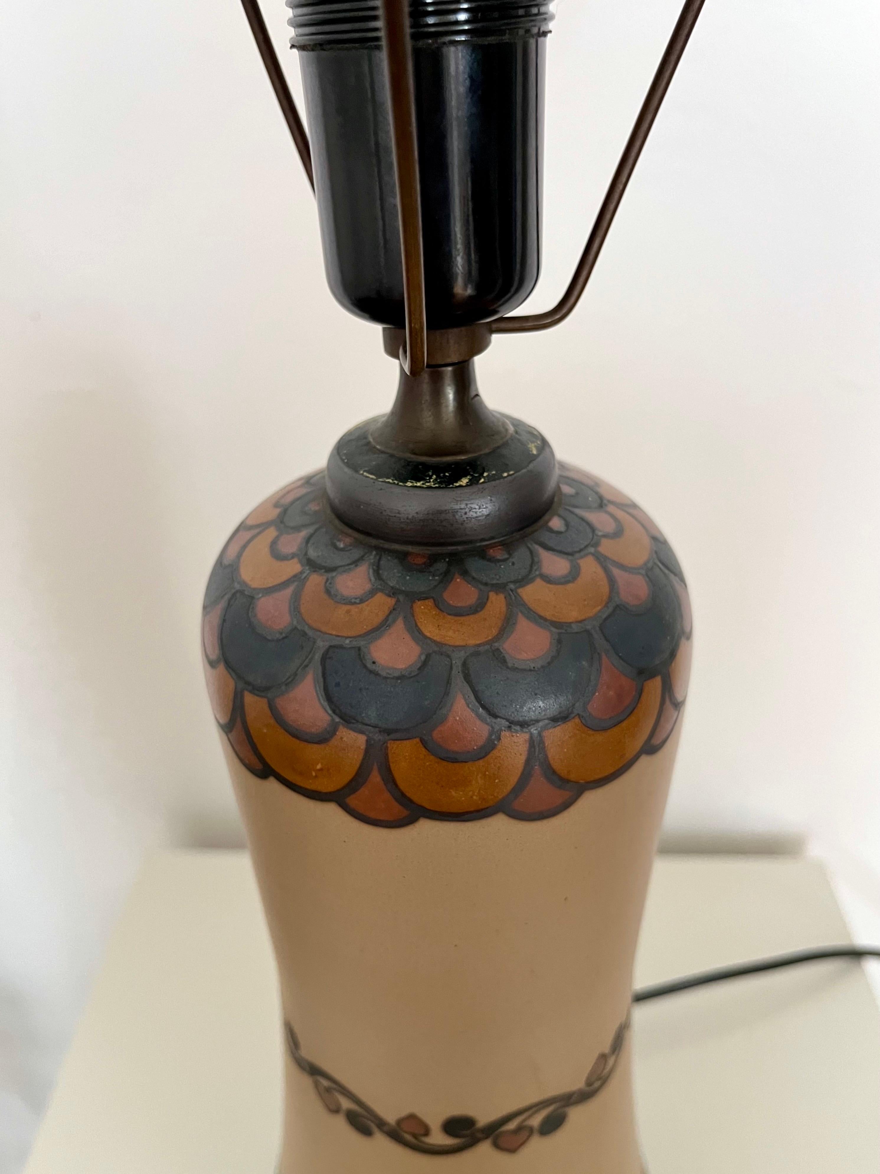 Grande lampe de table en céramique Art Nouveau décorée à la main par L. Hjorth, Danemark, années 1930 en vente 5