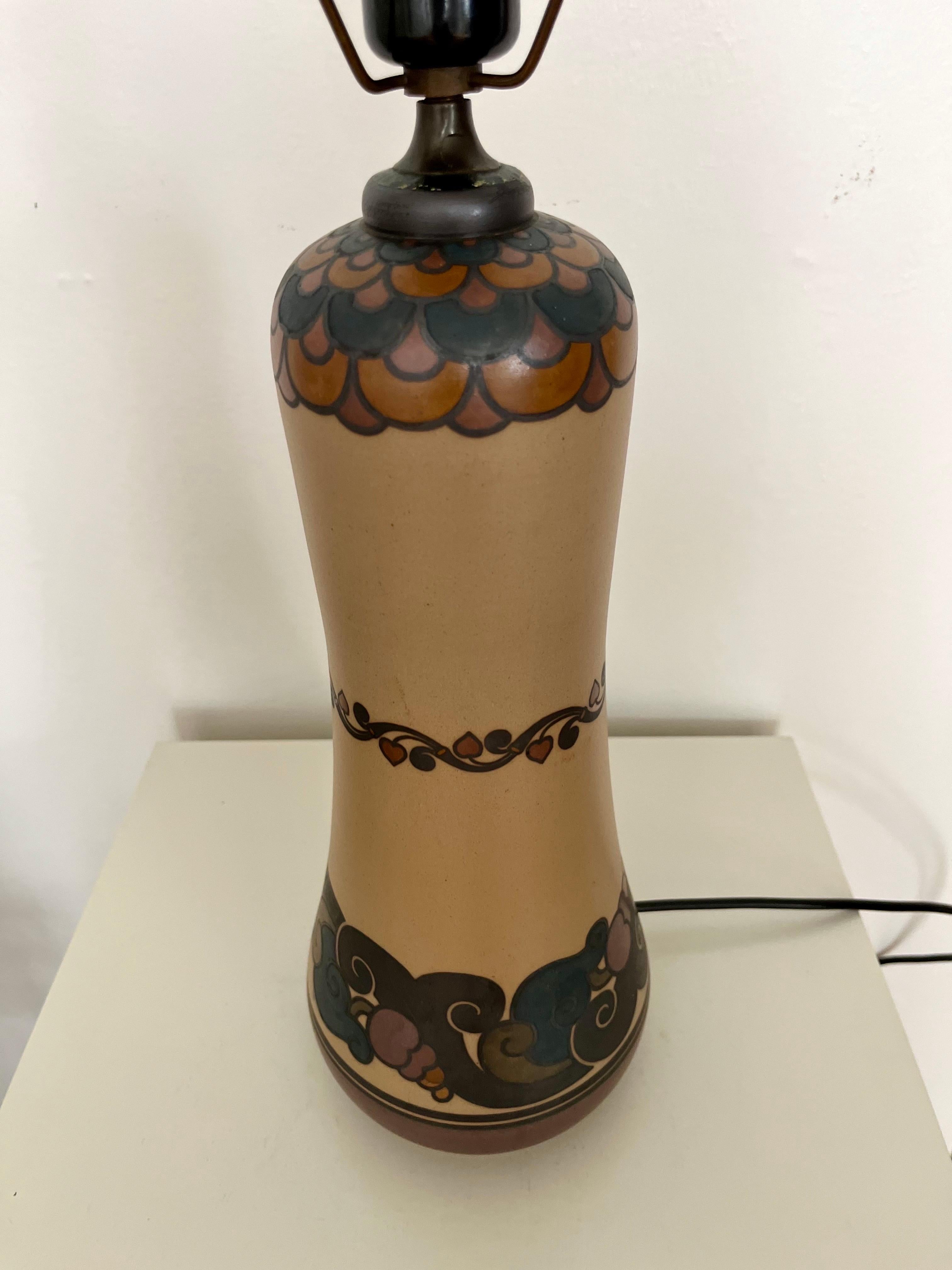 Grande lampe de table en céramique Art Nouveau décorée à la main par L. Hjorth, Danemark, années 1930 en vente 7