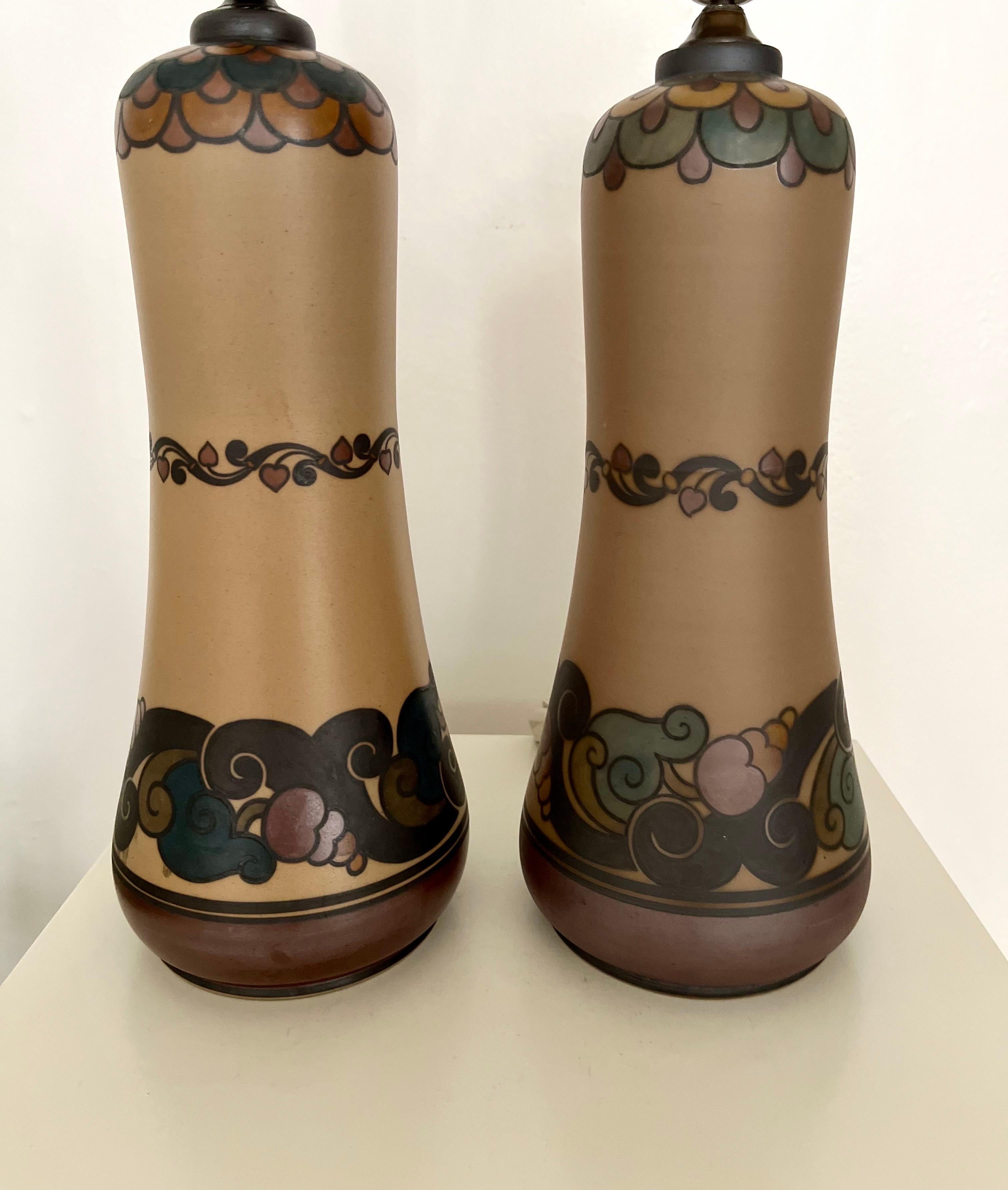 Grande lampe de table en céramique Art Nouveau décorée à la main par L. Hjorth, Danemark, années 1930 en vente 12