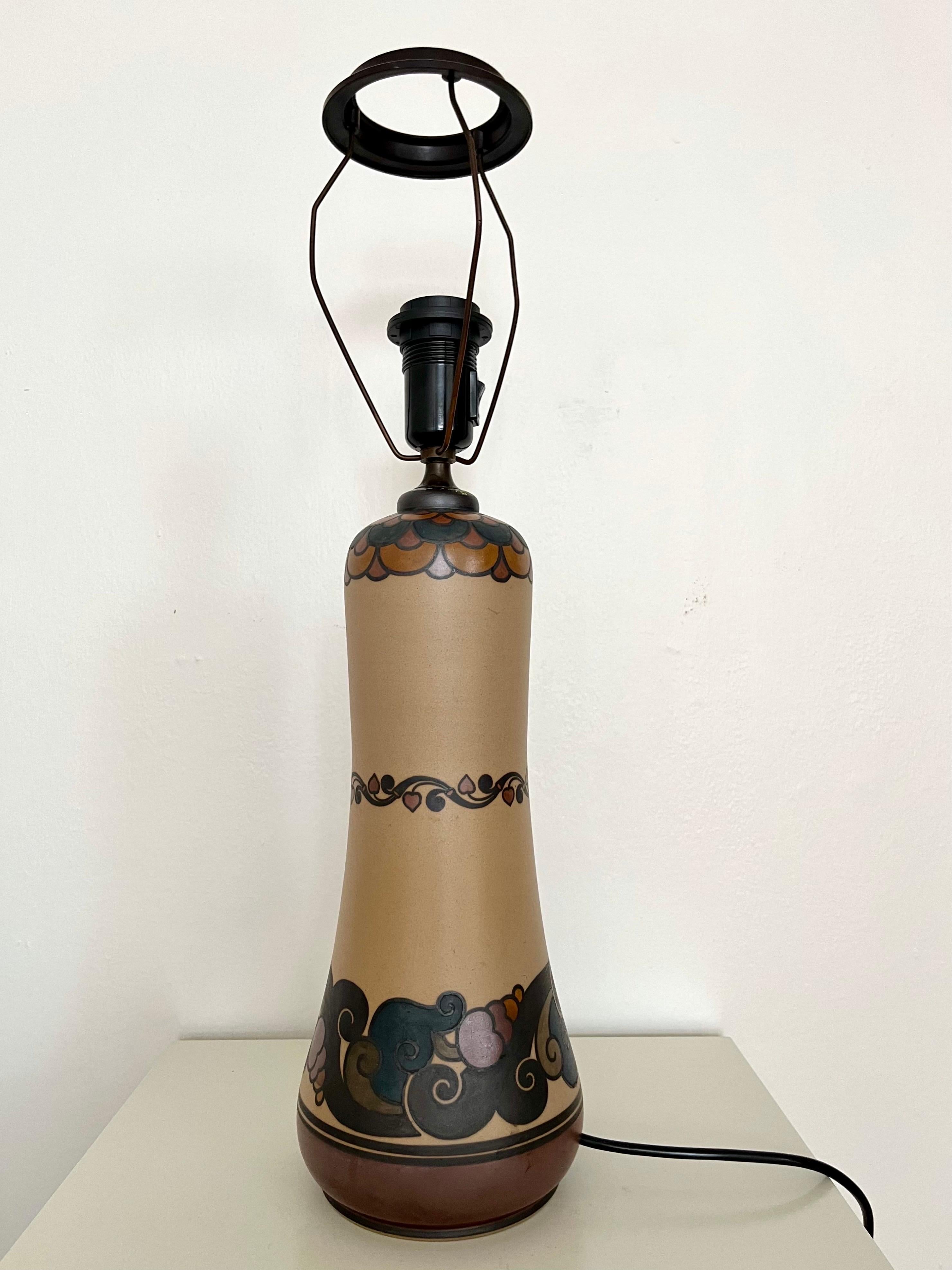 Art nouveau Grande lampe de table en céramique Art Nouveau décorée à la main par L. Hjorth, Danemark, années 1930 en vente