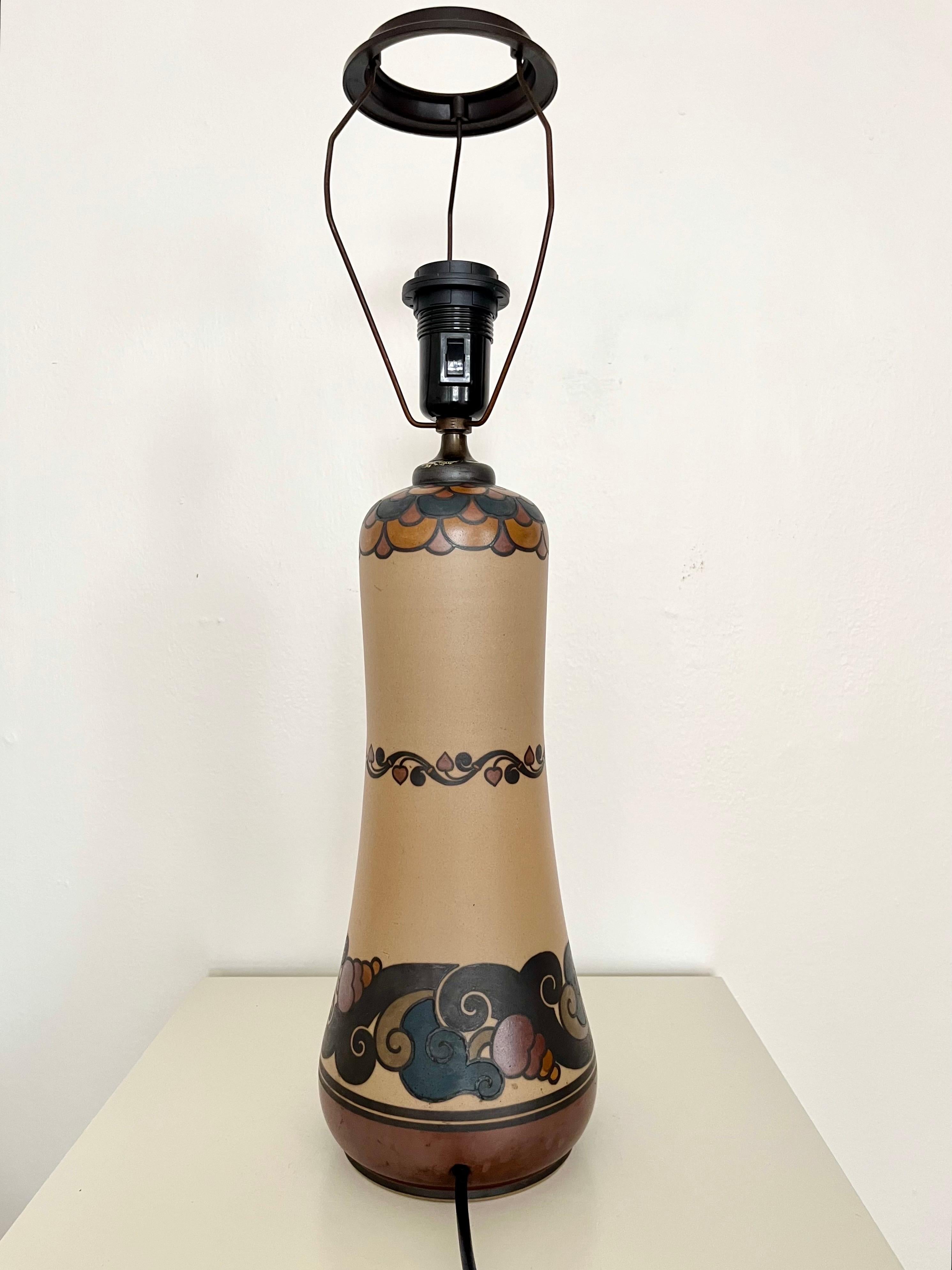 Danois Grande lampe de table en céramique Art Nouveau décorée à la main par L. Hjorth, Danemark, années 1930 en vente