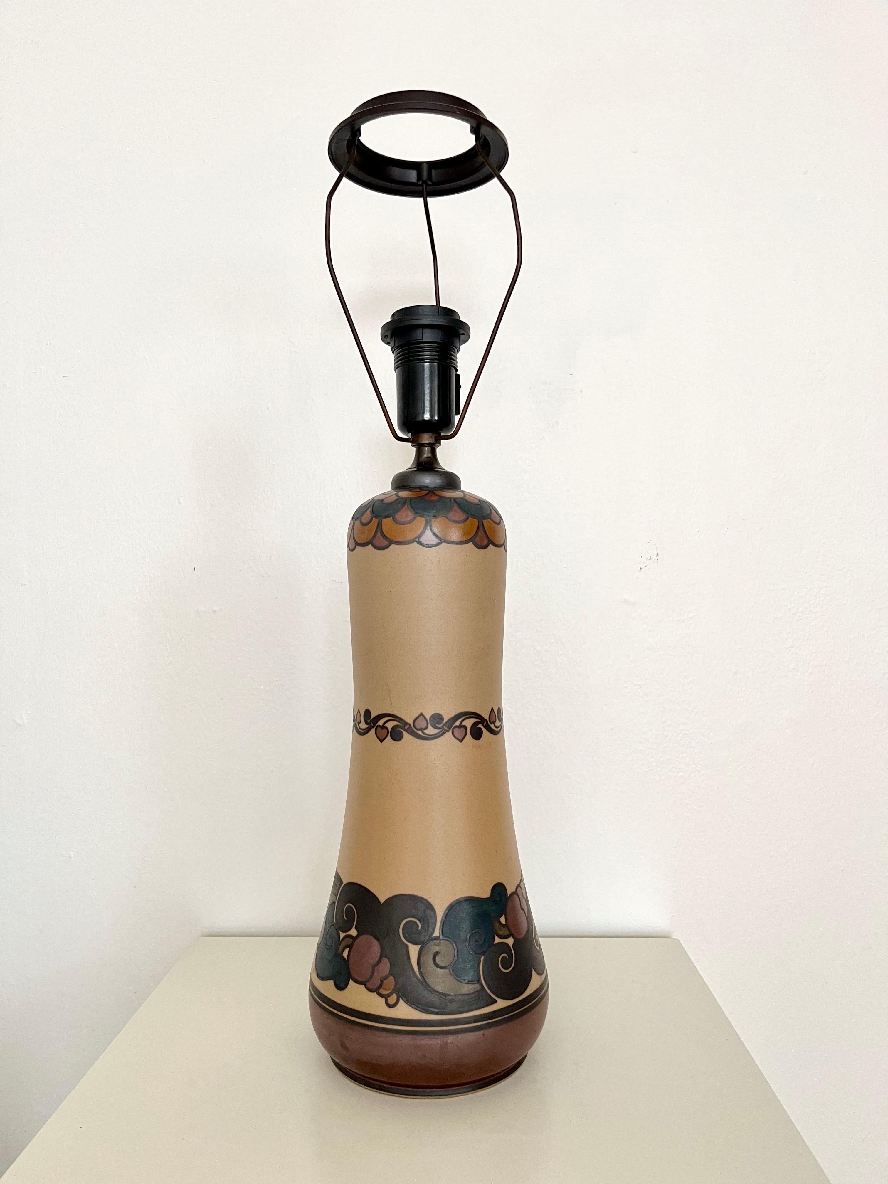 Fait main Grande lampe de table en céramique Art Nouveau décorée à la main par L. Hjorth, Danemark, années 1930 en vente
