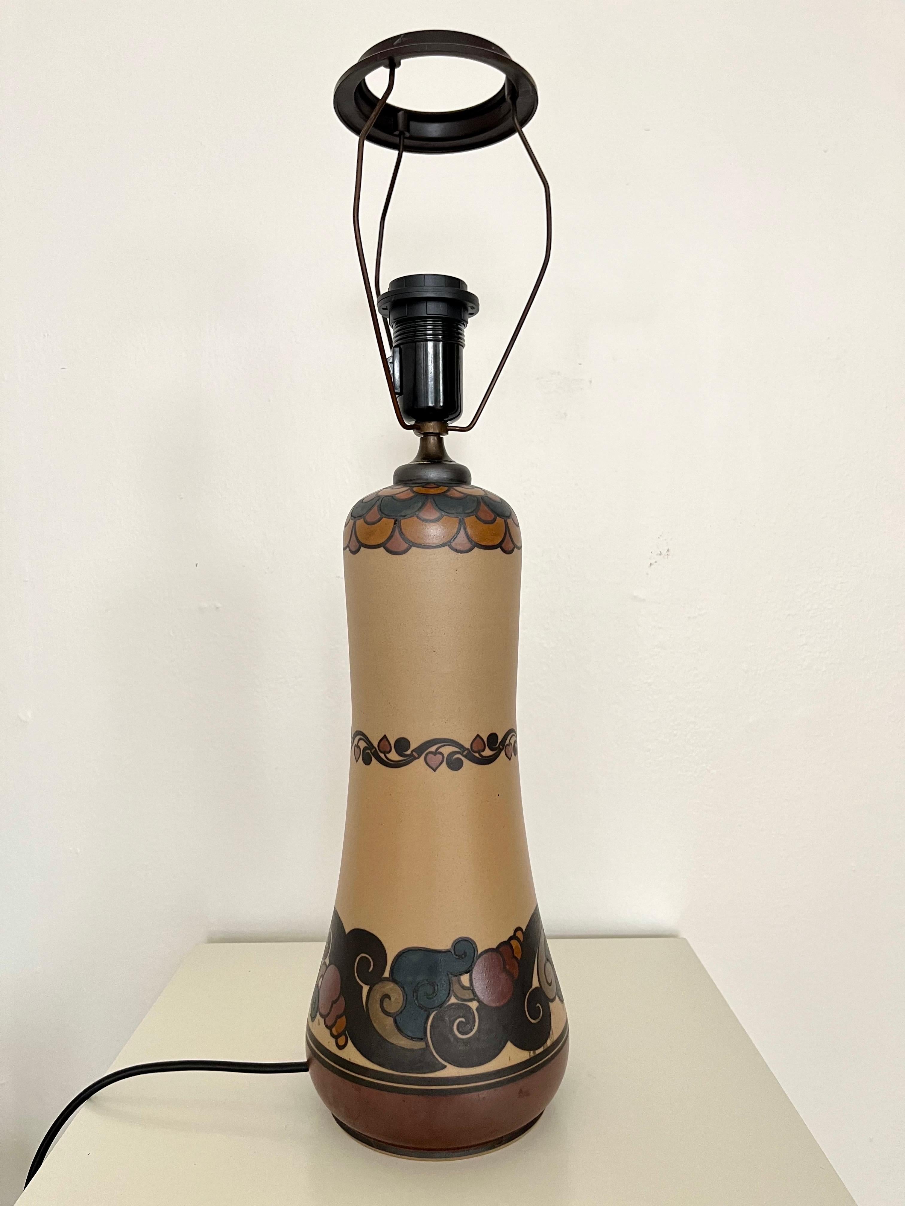 Grande lampe de table en céramique Art Nouveau décorée à la main par L. Hjorth, Danemark, années 1930 Bon état - En vente à Frederiksberg C, DK