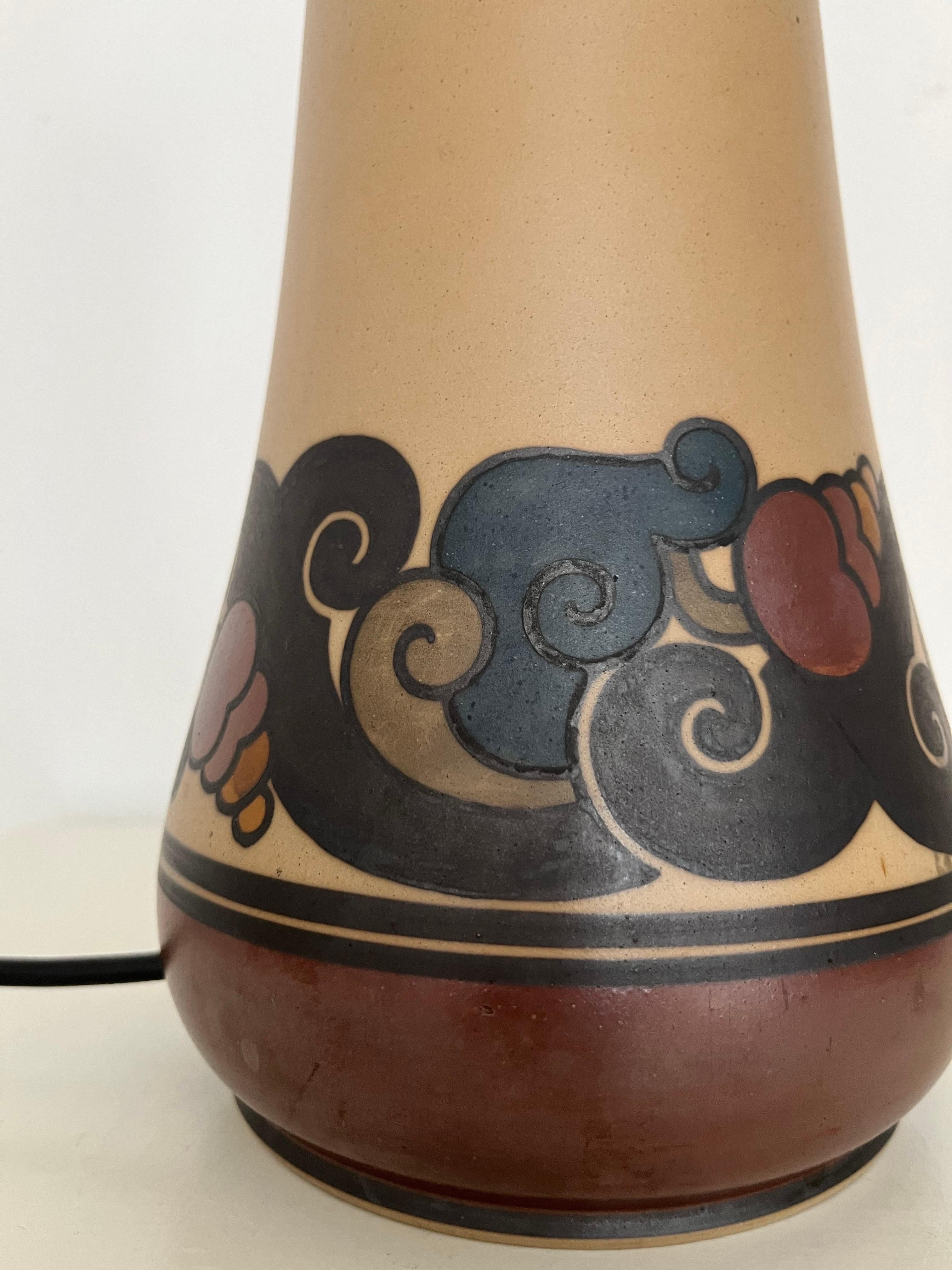 Céramique Grande lampe de table en céramique Art Nouveau décorée à la main par L. Hjorth, Danemark, années 1930 en vente