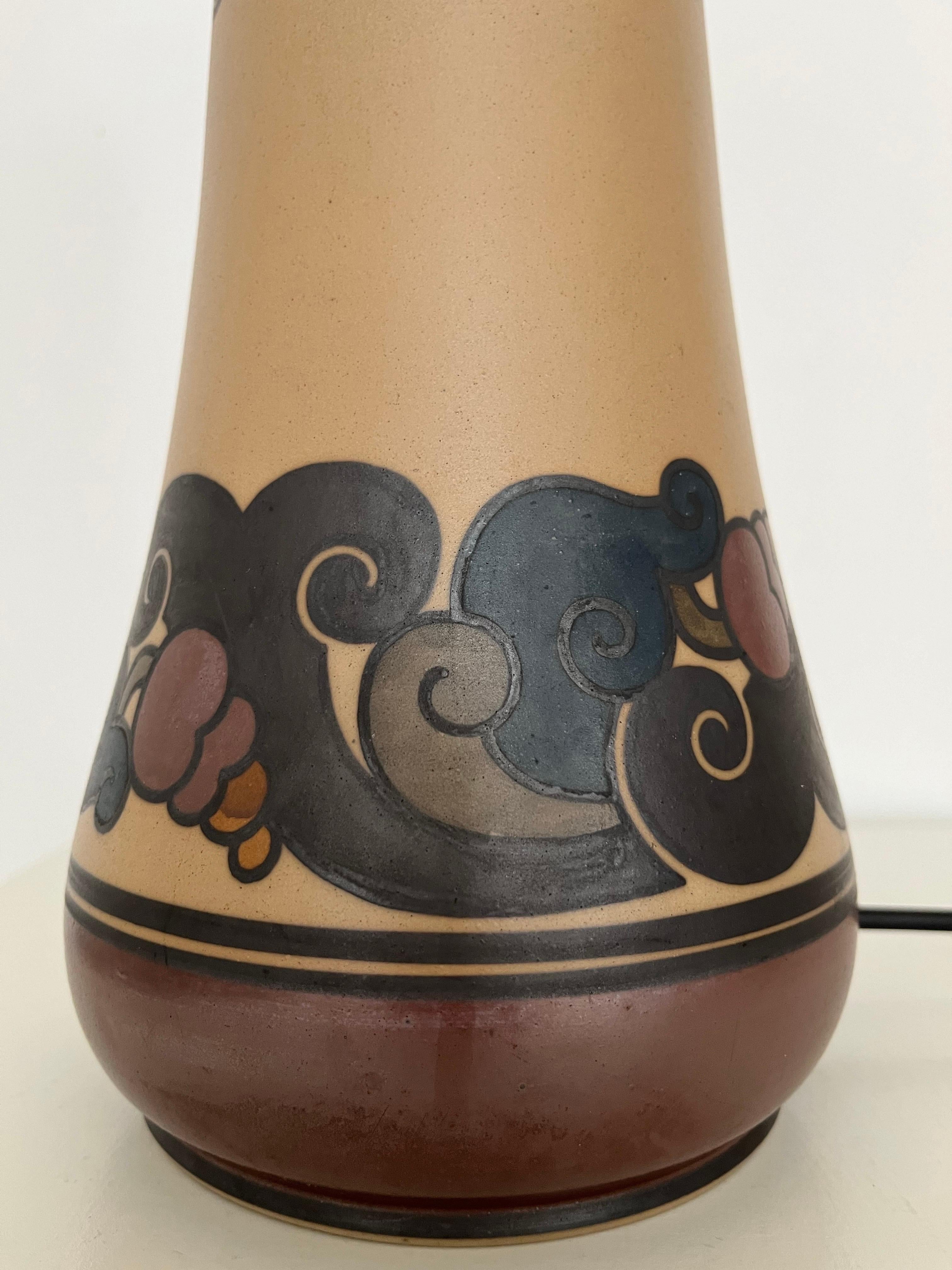 Grande lampe de table en céramique Art Nouveau décorée à la main par L. Hjorth, Danemark, années 1930 en vente 1