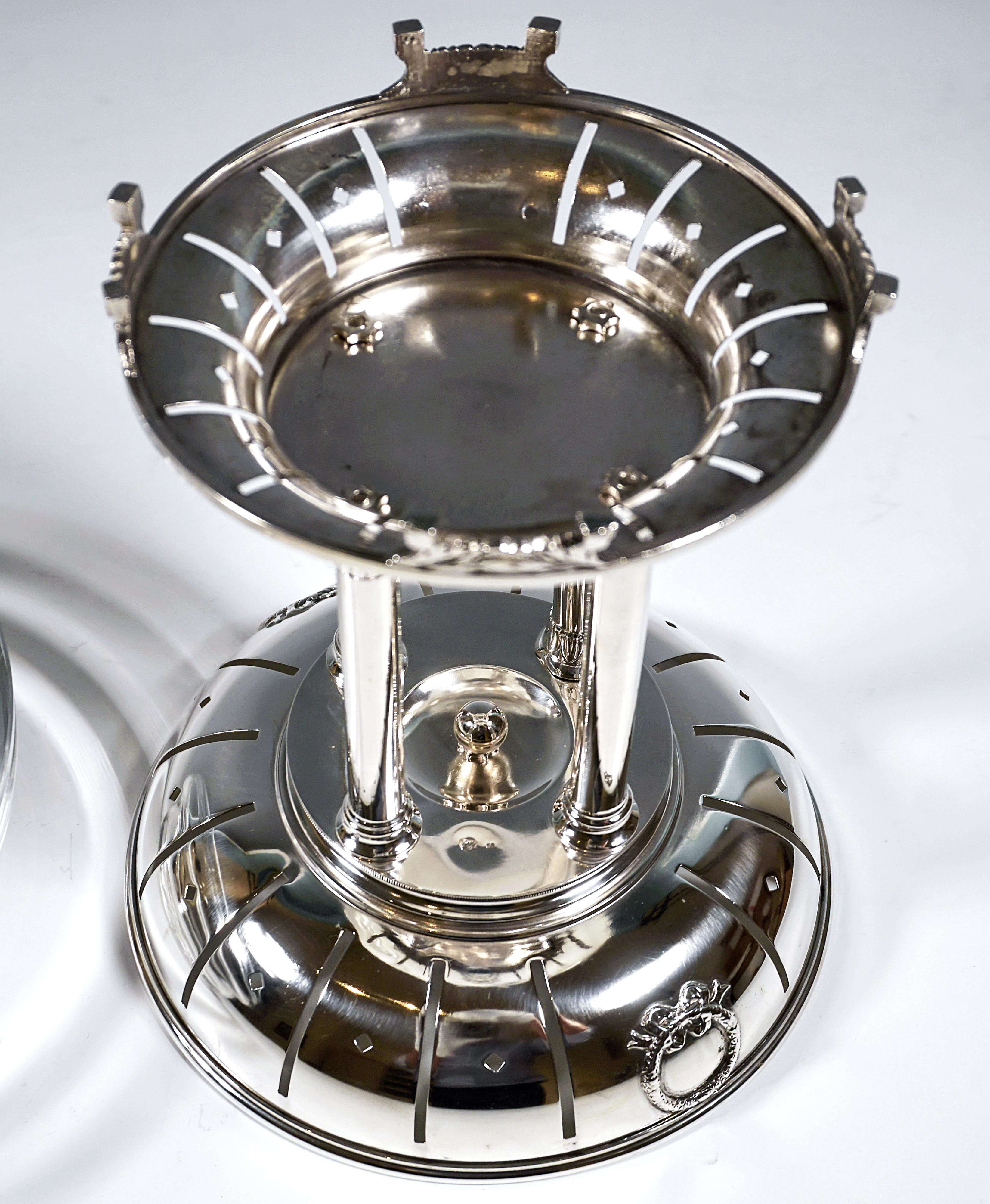 Centro de mesa alto de plata Art Nouveau con cuenco de cristal, F. Schlesinger Viena, 1900 en Bueno estado para la venta en Vienna, AT