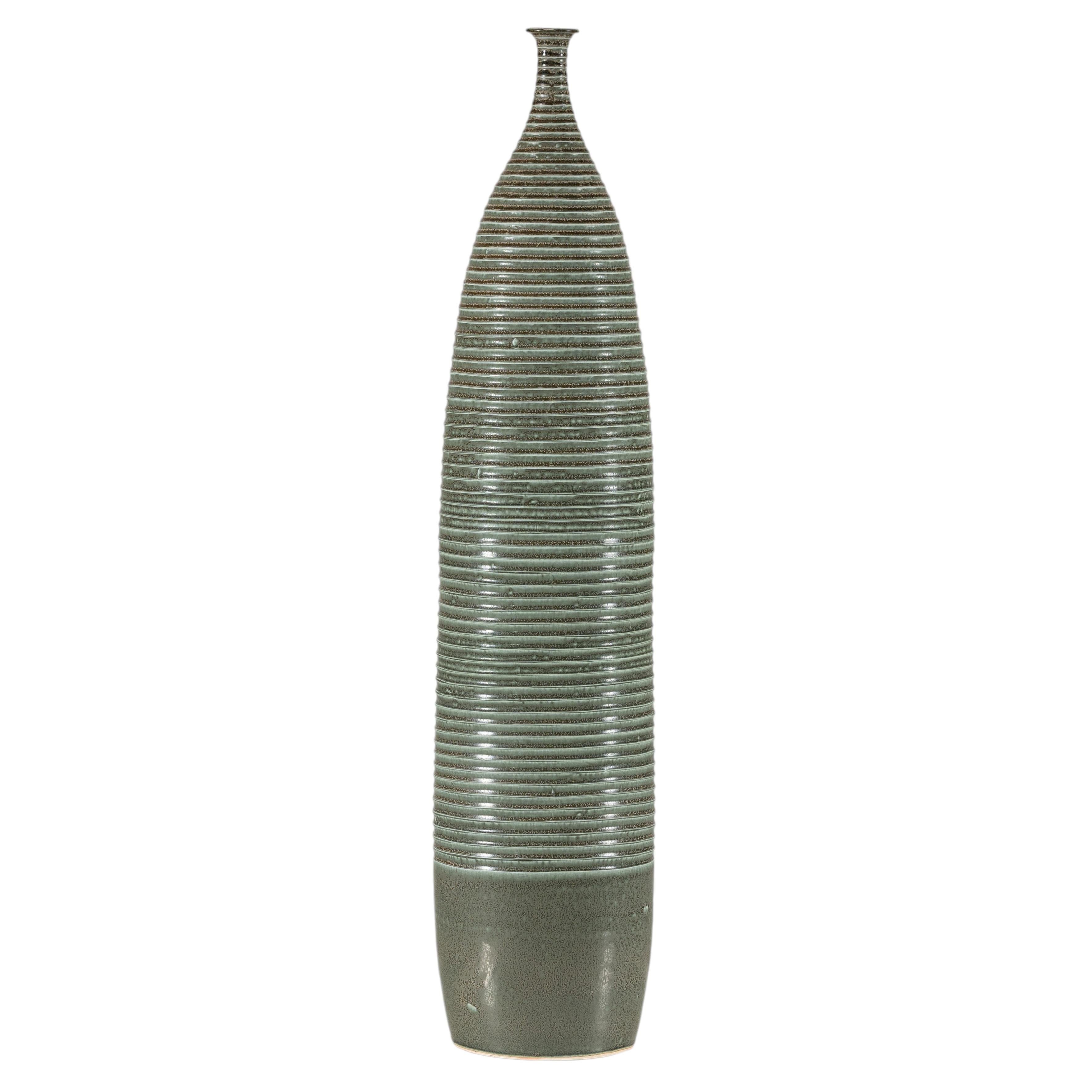 Vaso alto artigianale in ceramica con corpo a coste e smalto verde