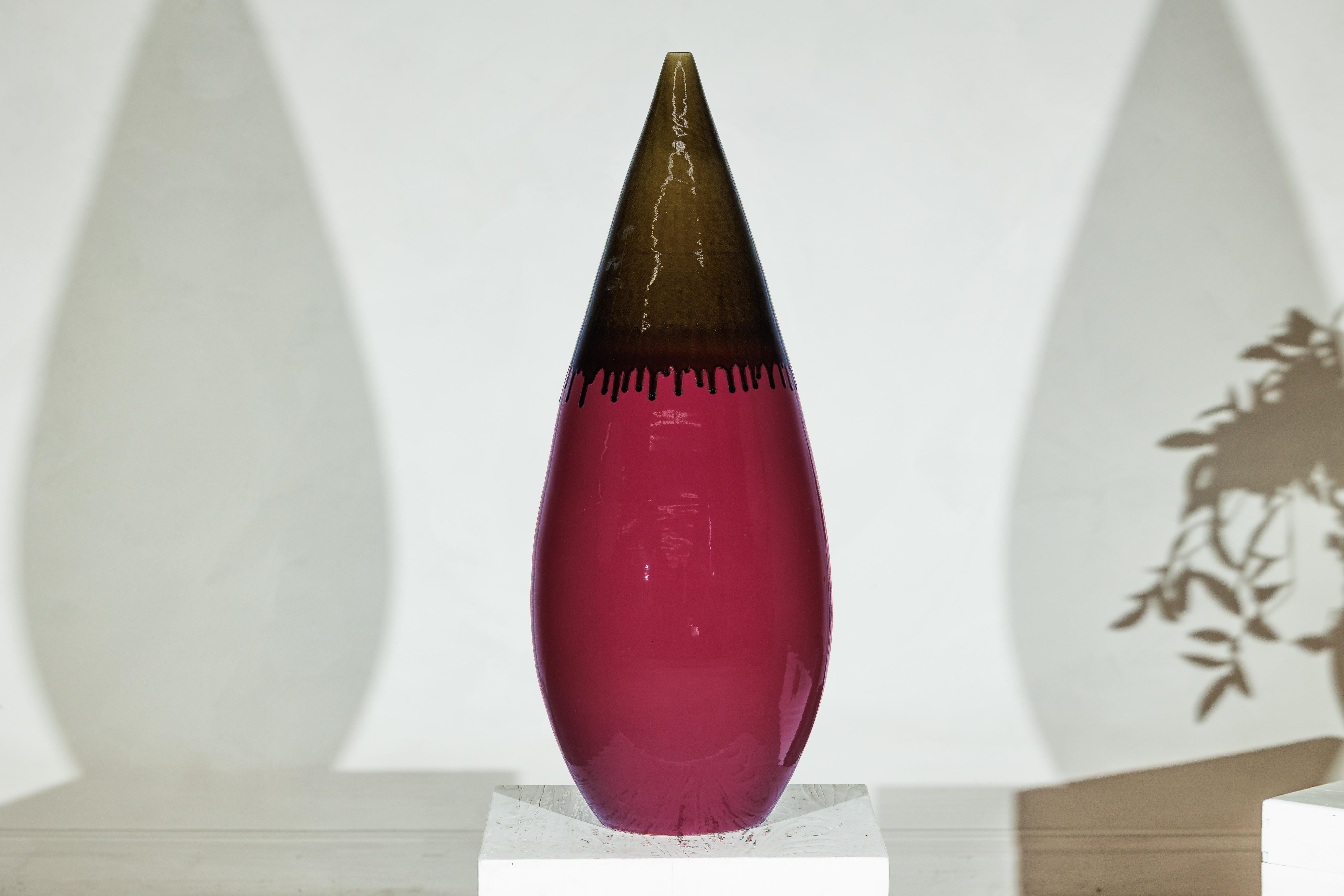 Große Vase aus Keramik in Burgund und brauner Glasur mit Teardrop Silhouette (Glasiert) im Angebot