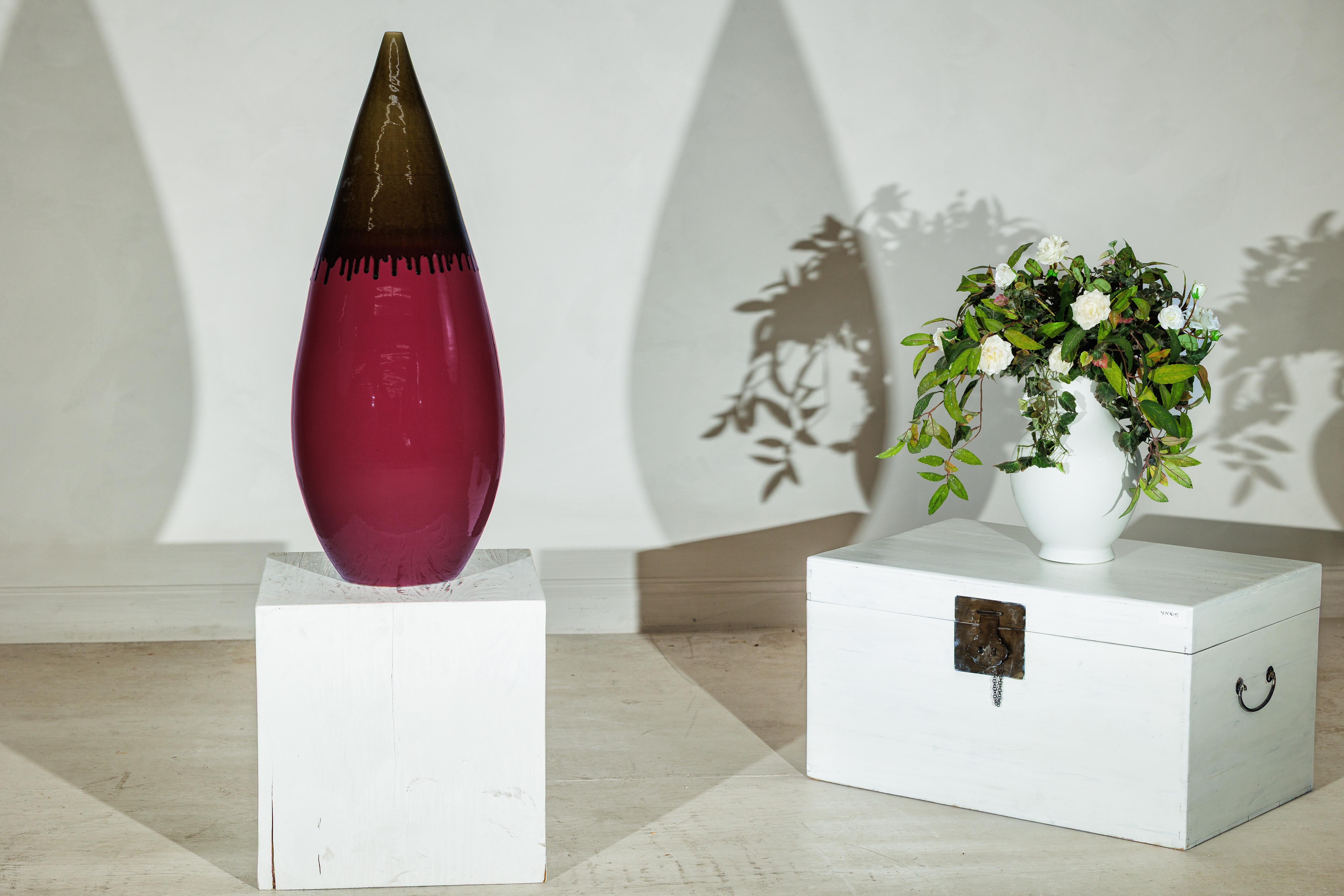 Große Vase aus Keramik in Burgund und brauner Glasur mit Teardrop Silhouette im Zustand „Gut“ im Angebot in Yonkers, NY