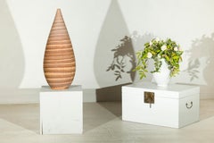 Grand vase en céramique artisanale avec glaçure rayée brune
