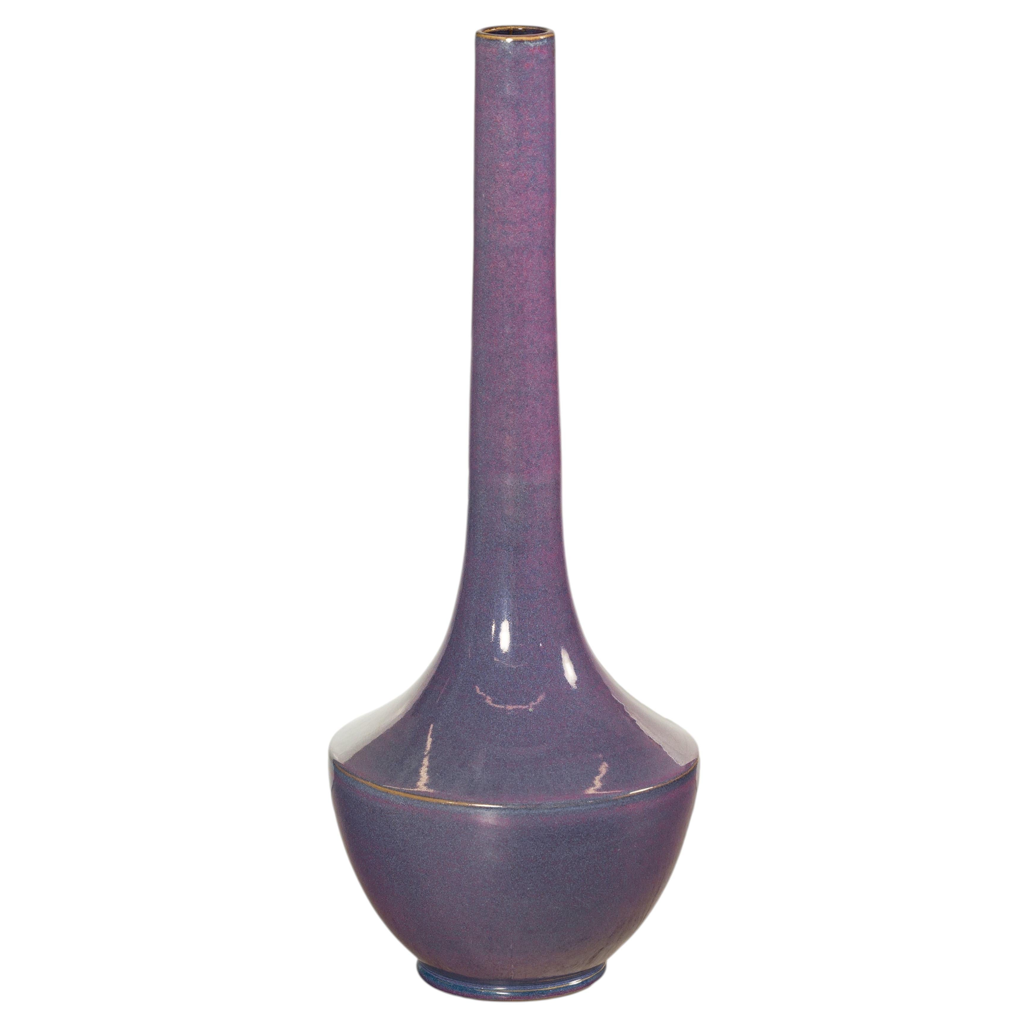 Vaso alto in ceramica artigianale con smaltatura viola e collo sottile