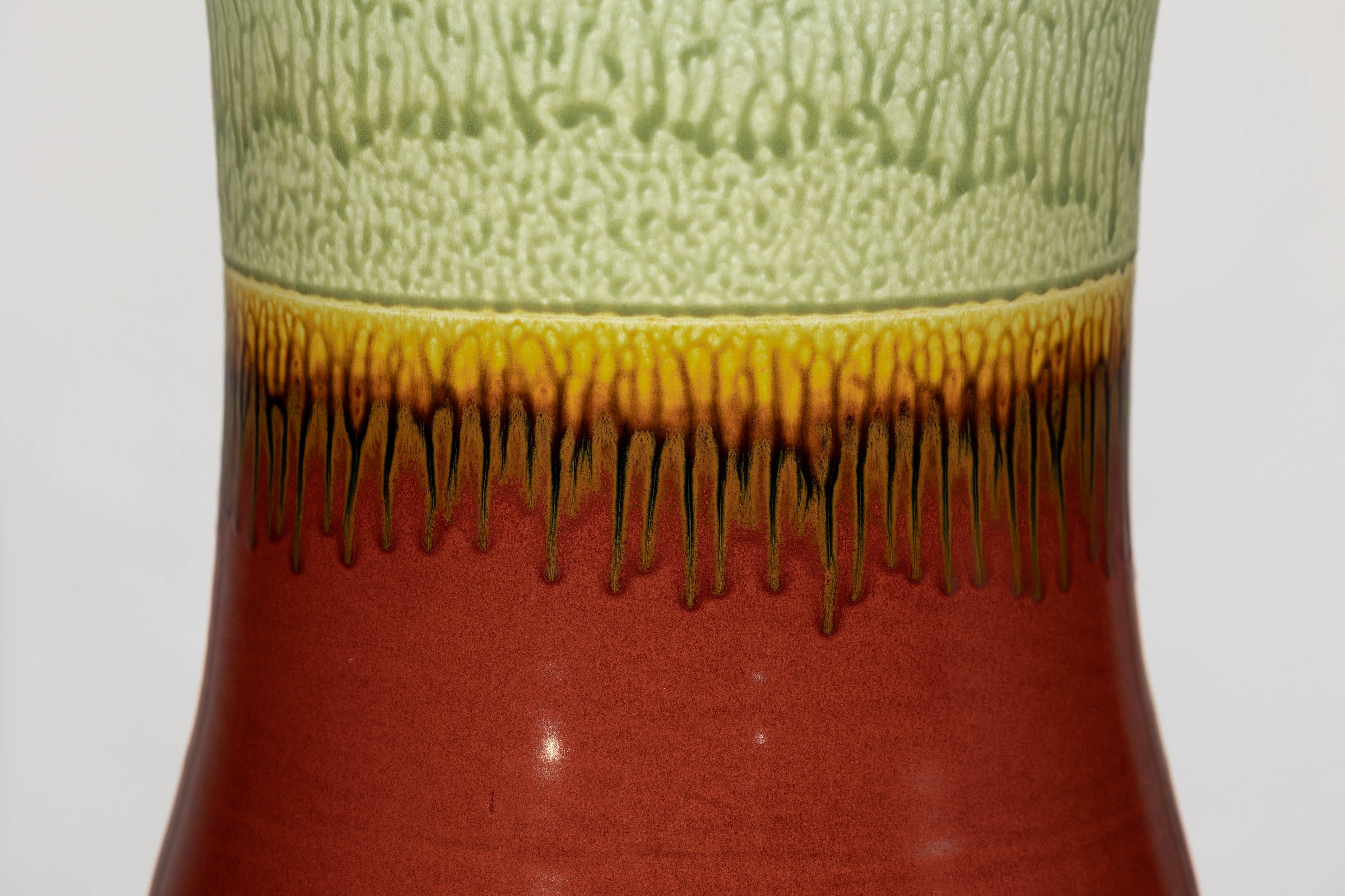 Vaso alto artigianale in ceramica con smalto verde a goccia su base rossa in vendita 4