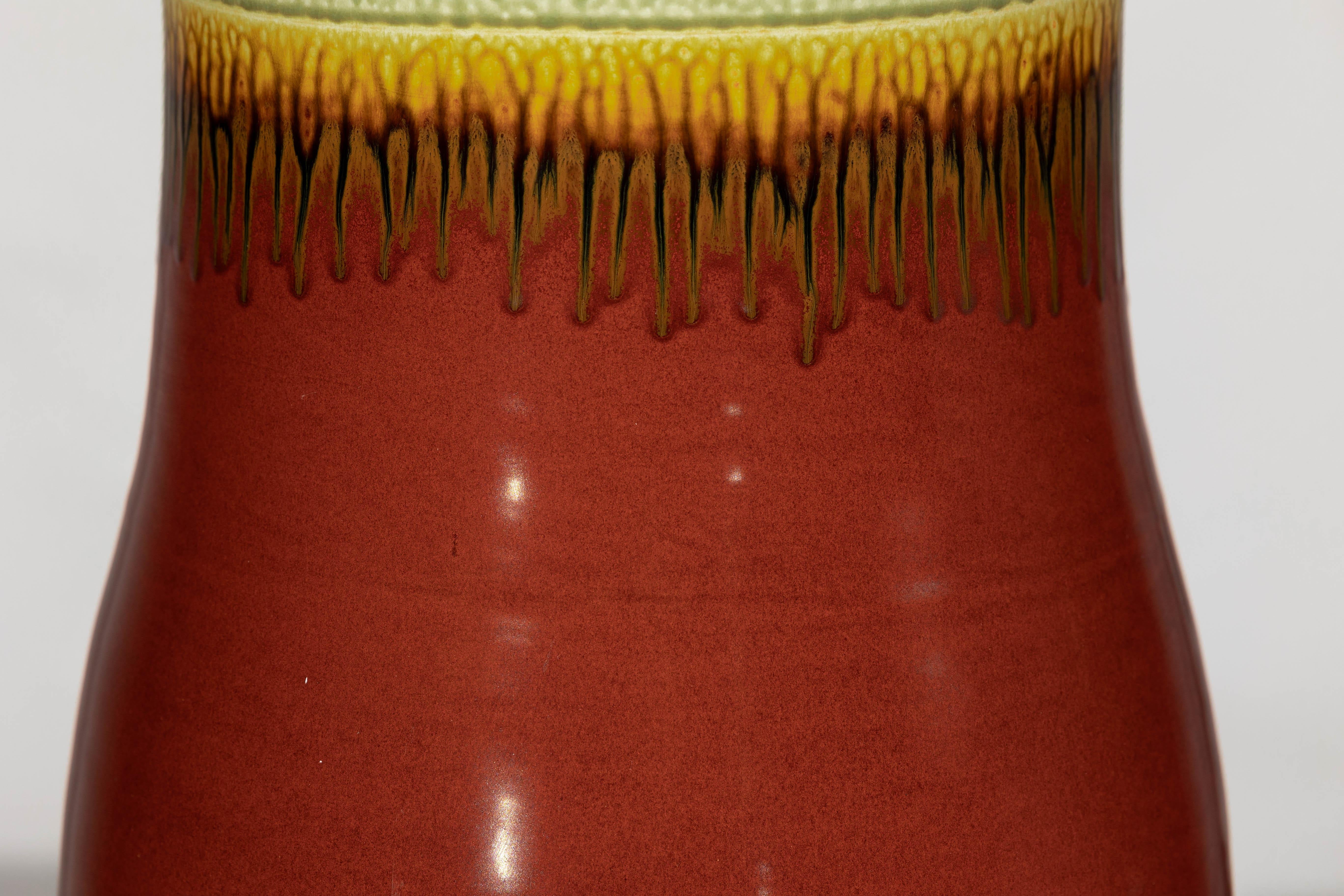 Vaso alto artigianale in ceramica con smalto verde a goccia su base rossa in vendita 5