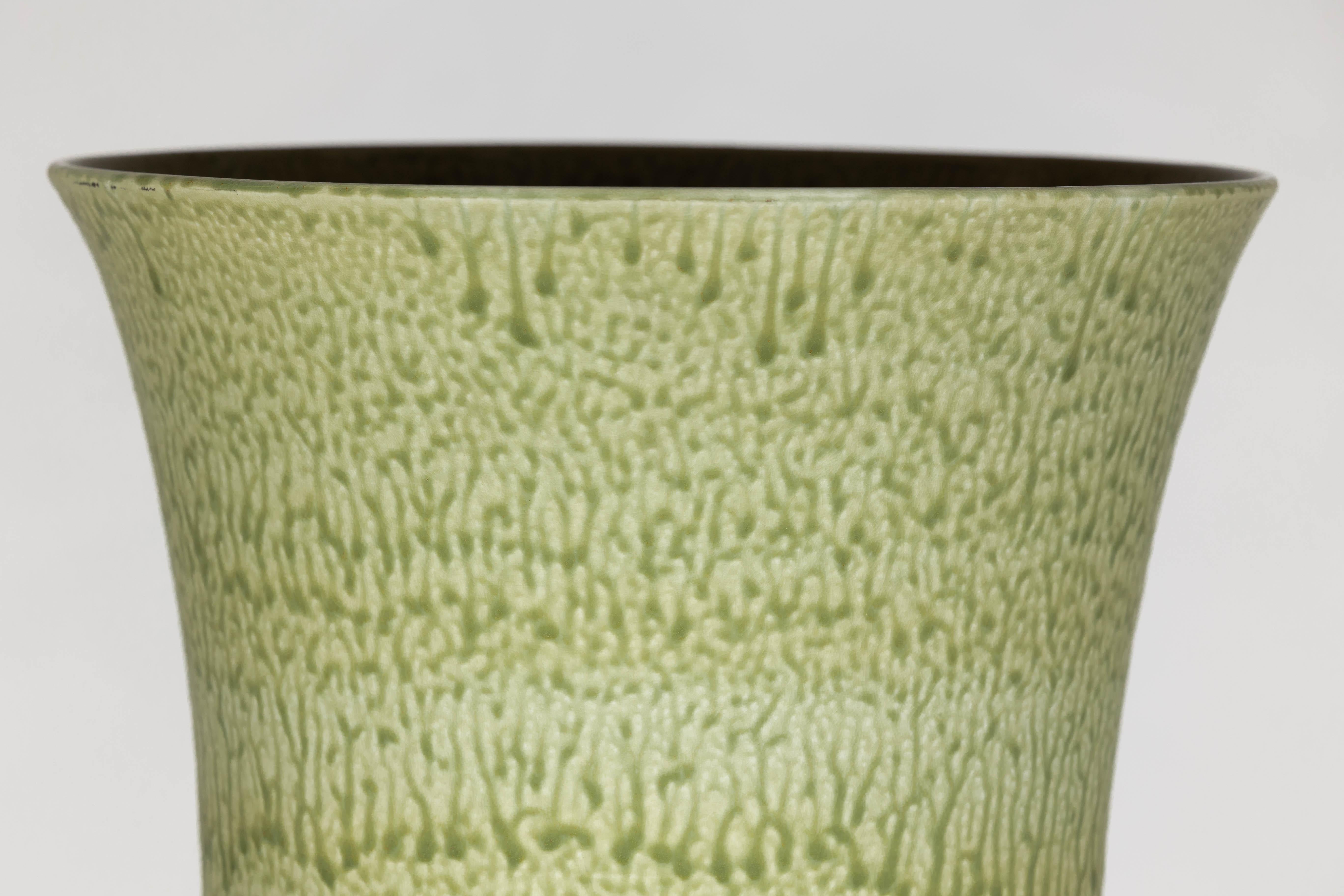 Vaso alto artigianale in ceramica con smalto verde a goccia su base rossa in vendita 6