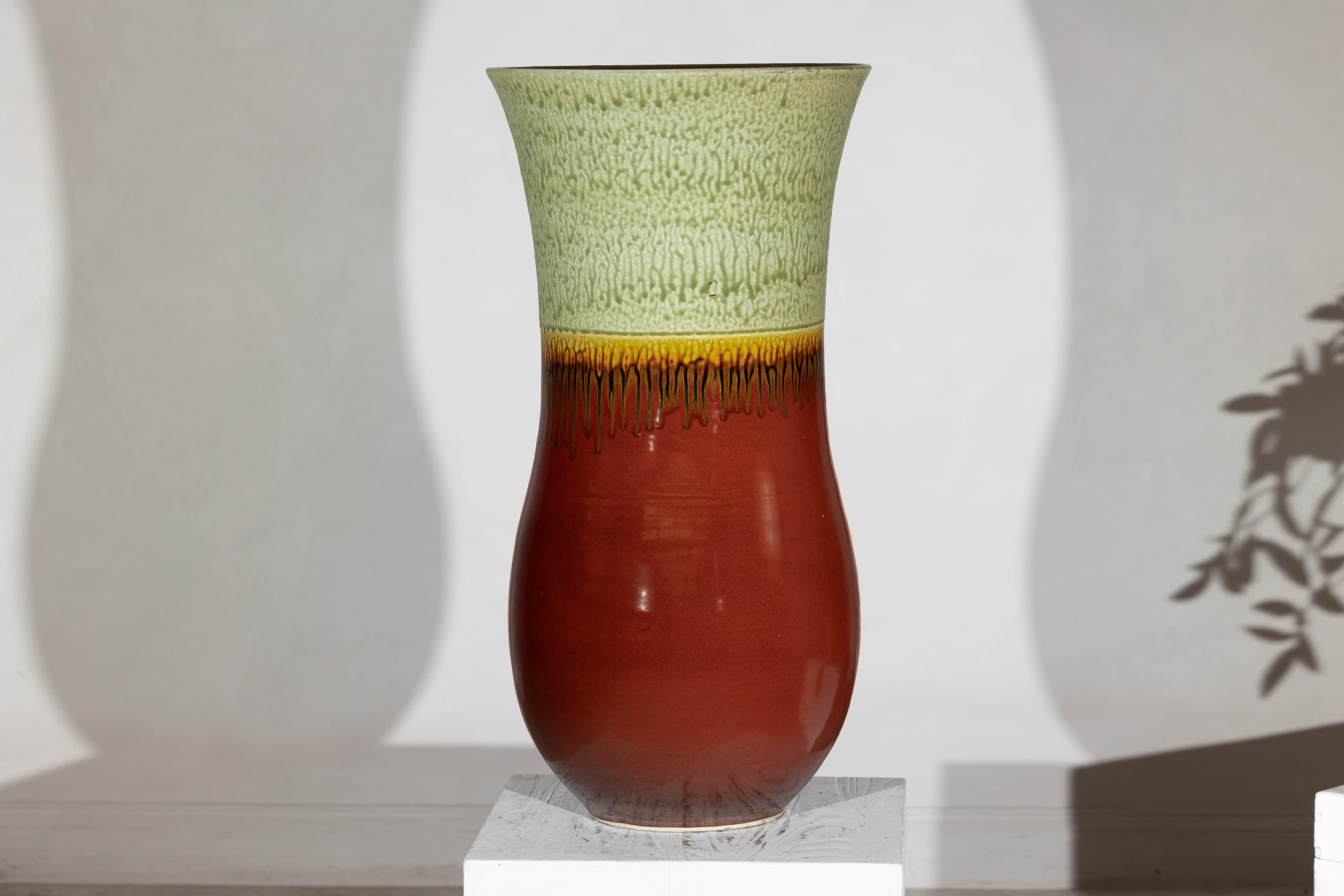 Vaso alto artigianale in ceramica con smalto verde a goccia su base rossa in vendita 7