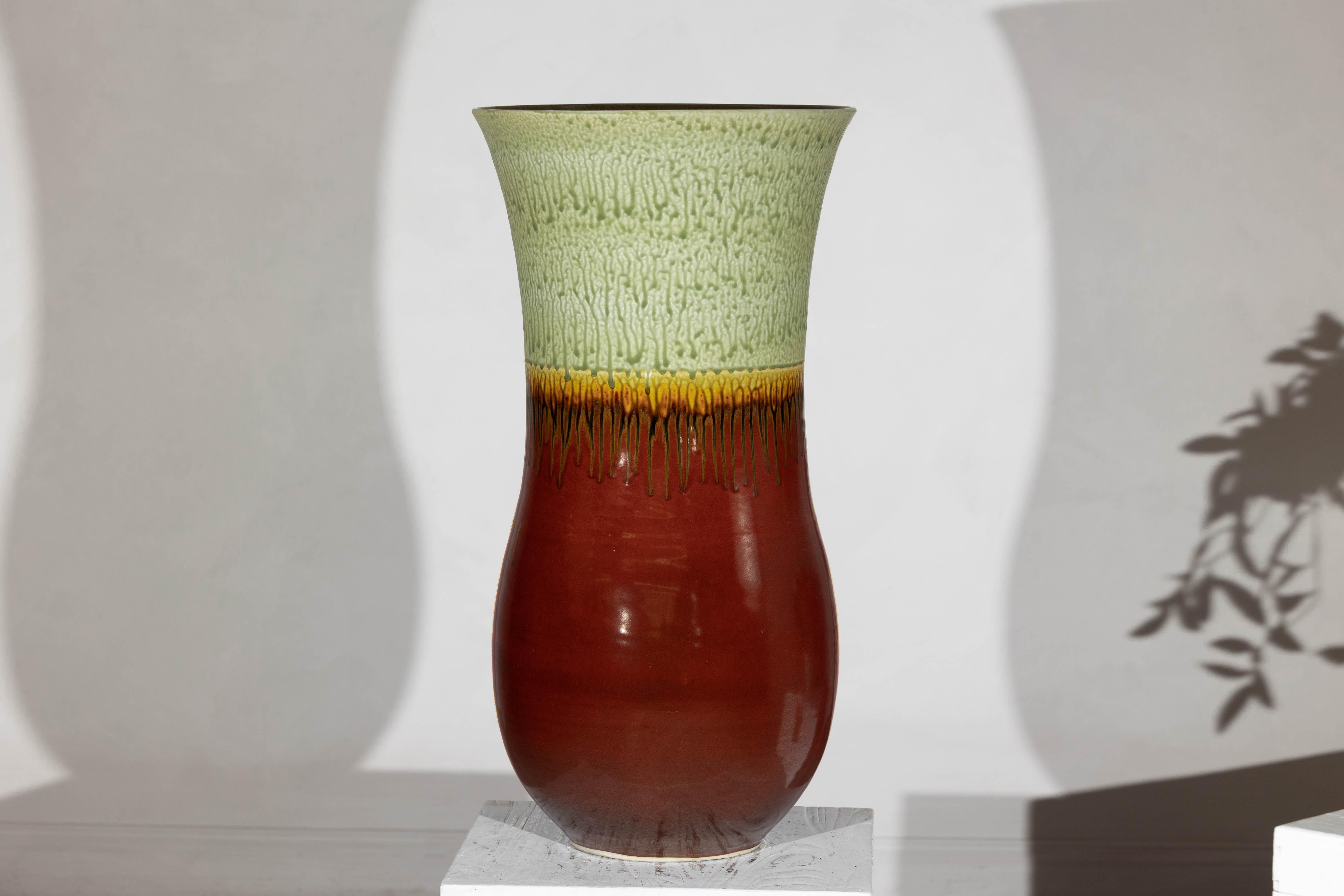 Vaso alto artigianale in ceramica con smalto verde a goccia su base rossa in vendita 8