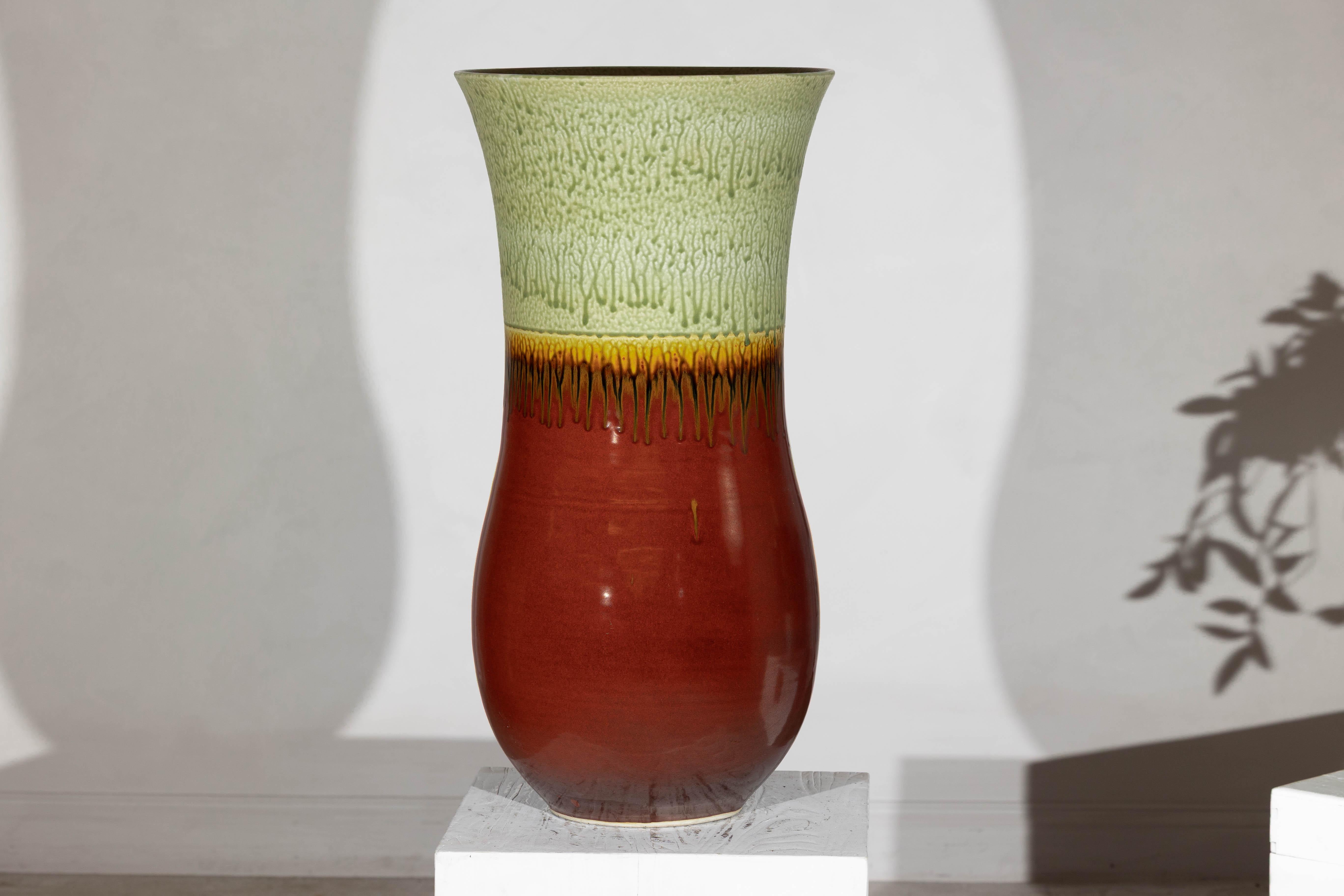 Vaso alto artigianale in ceramica con smalto verde a goccia su base rossa in vendita 9