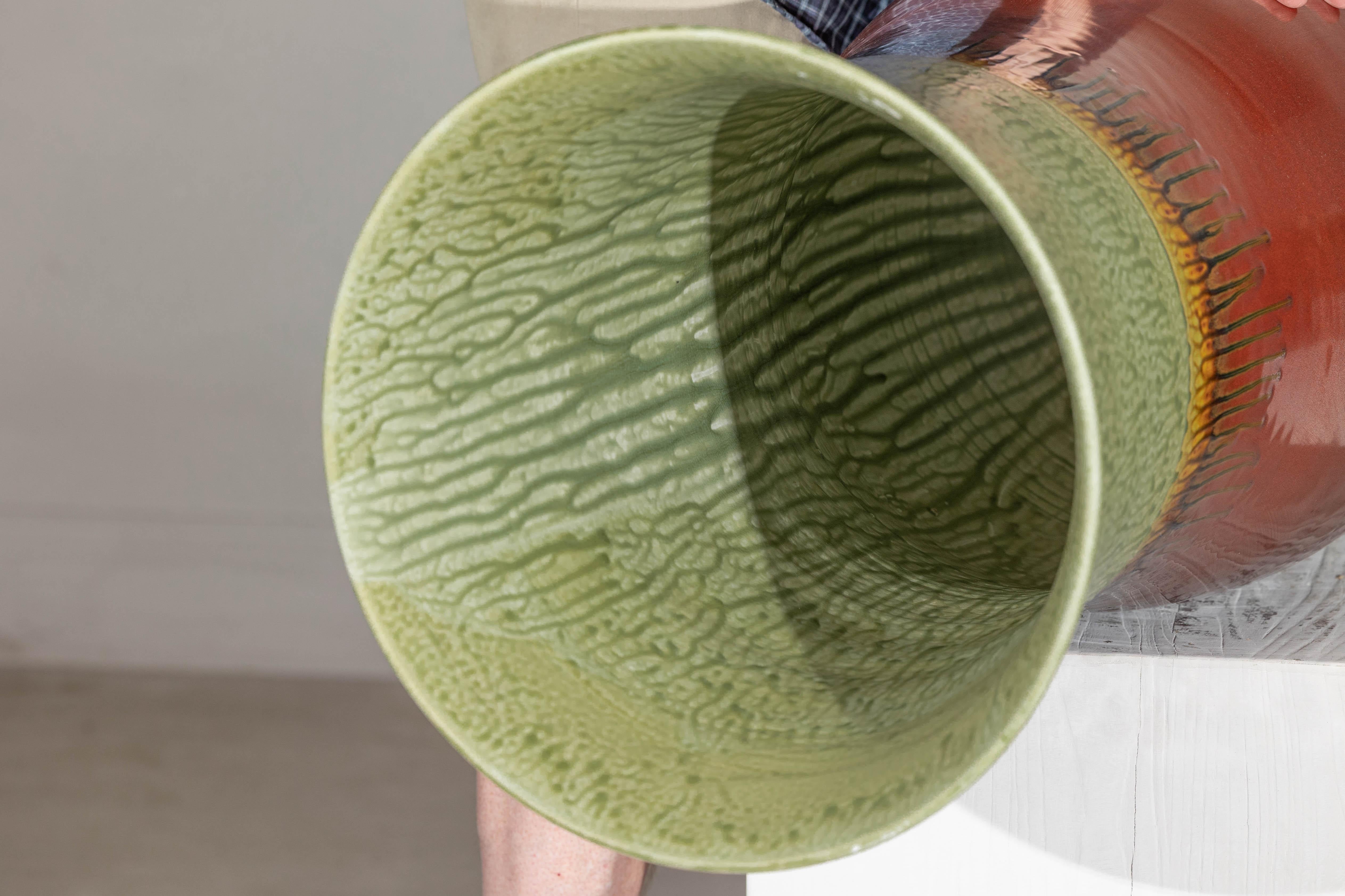 Vaso alto artigianale in ceramica con smalto verde a goccia su base rossa in vendita 10