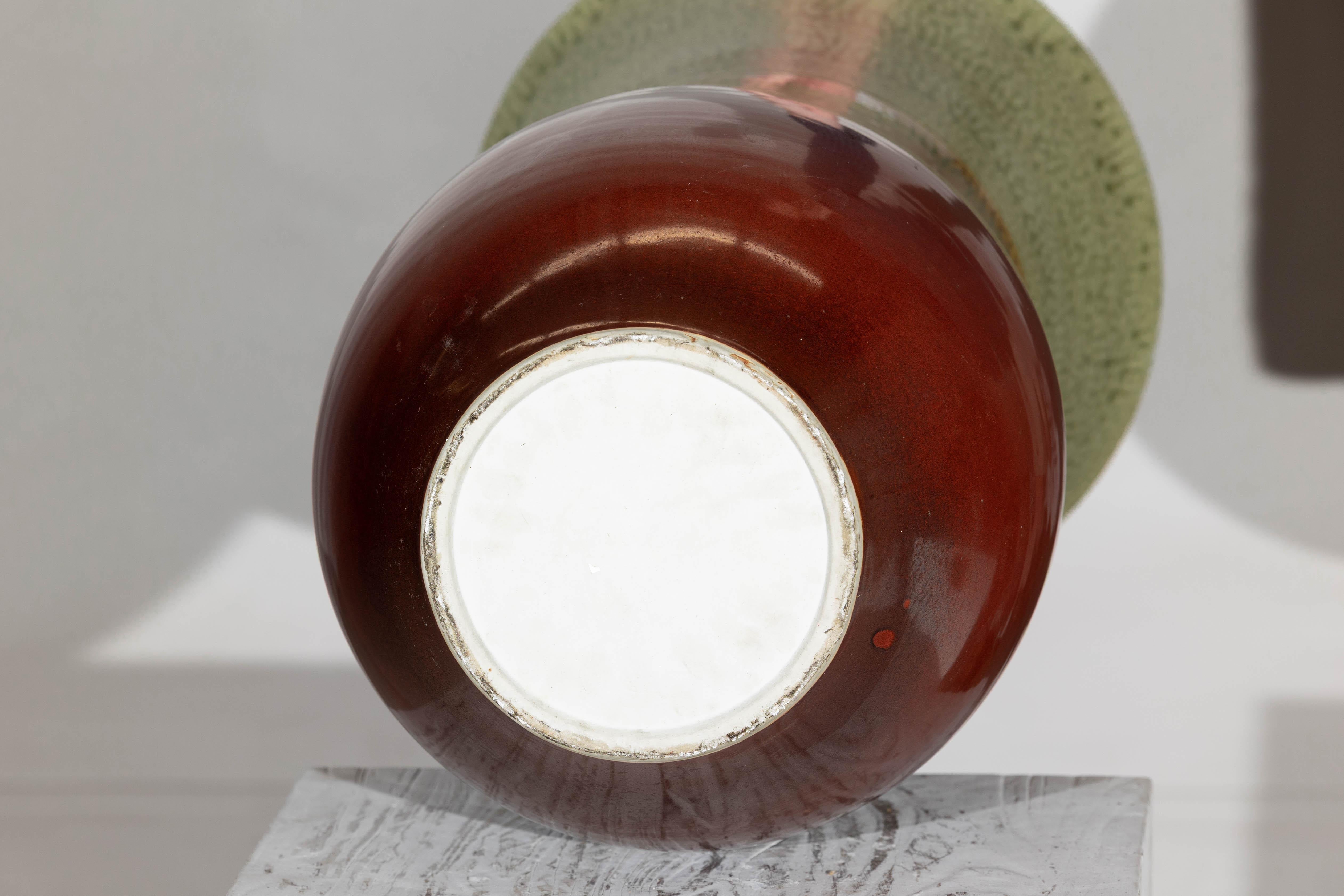 Vaso alto artigianale in ceramica con smalto verde a goccia su base rossa in vendita 11
