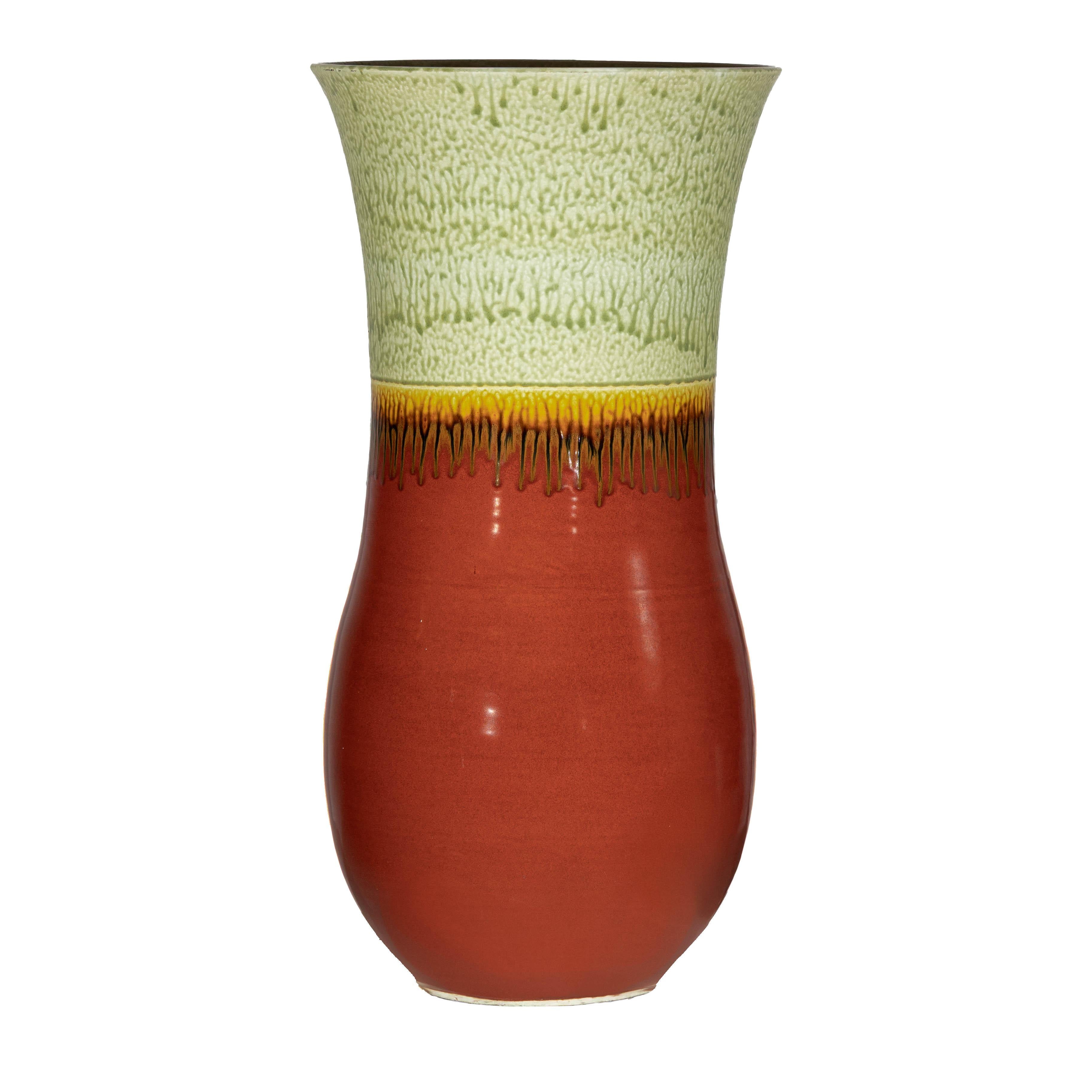 Vaso alto artigianale in ceramica con smalto verde a goccia su base rossa in vendita 12
