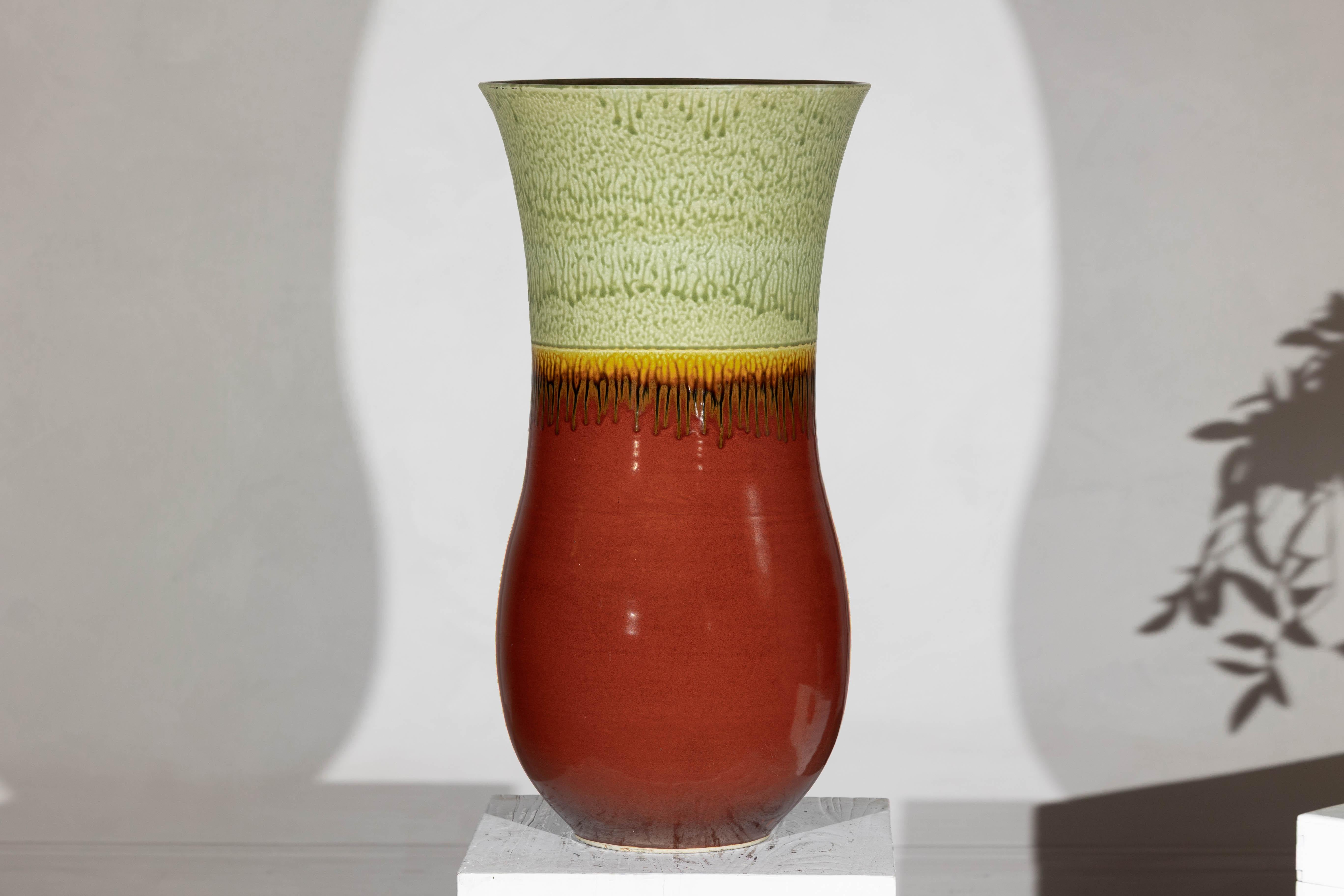 Smaltato Vaso alto artigianale in ceramica con smalto verde a goccia su base rossa in vendita
