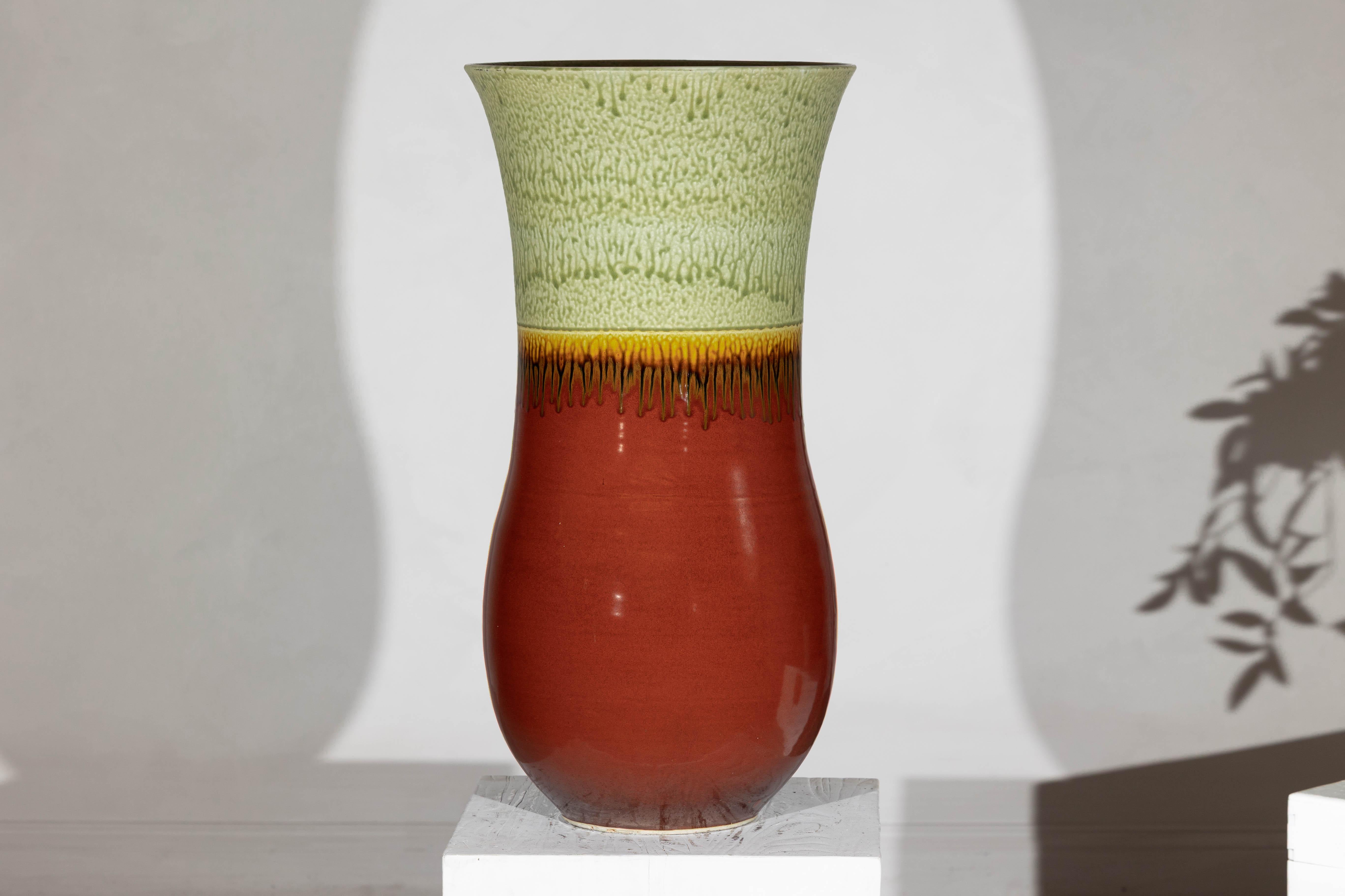 Vaso alto artigianale in ceramica con smalto verde a goccia su base rossa In condizioni buone in vendita a Yonkers, NY
