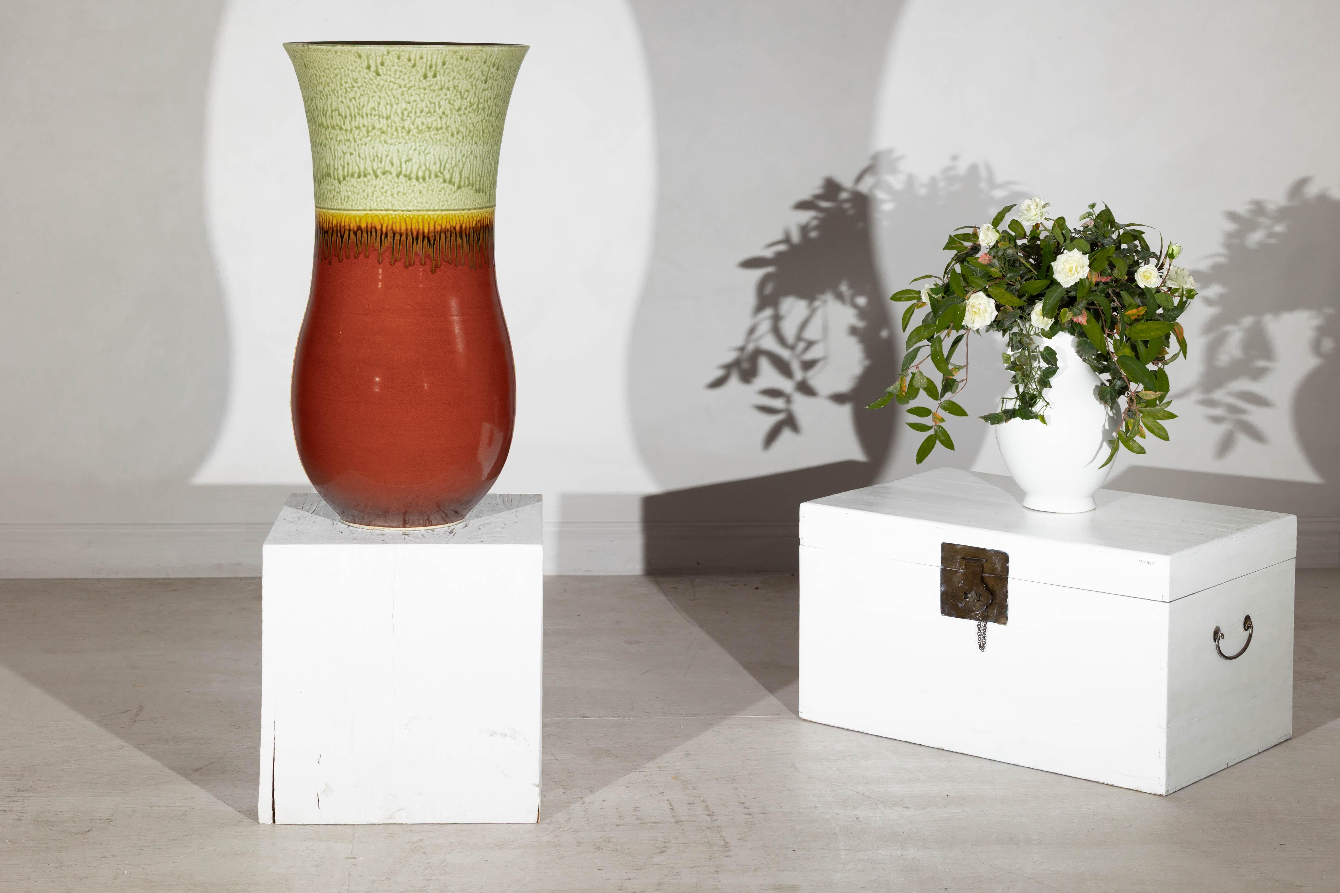XX secolo Vaso alto artigianale in ceramica con smalto verde a goccia su base rossa in vendita