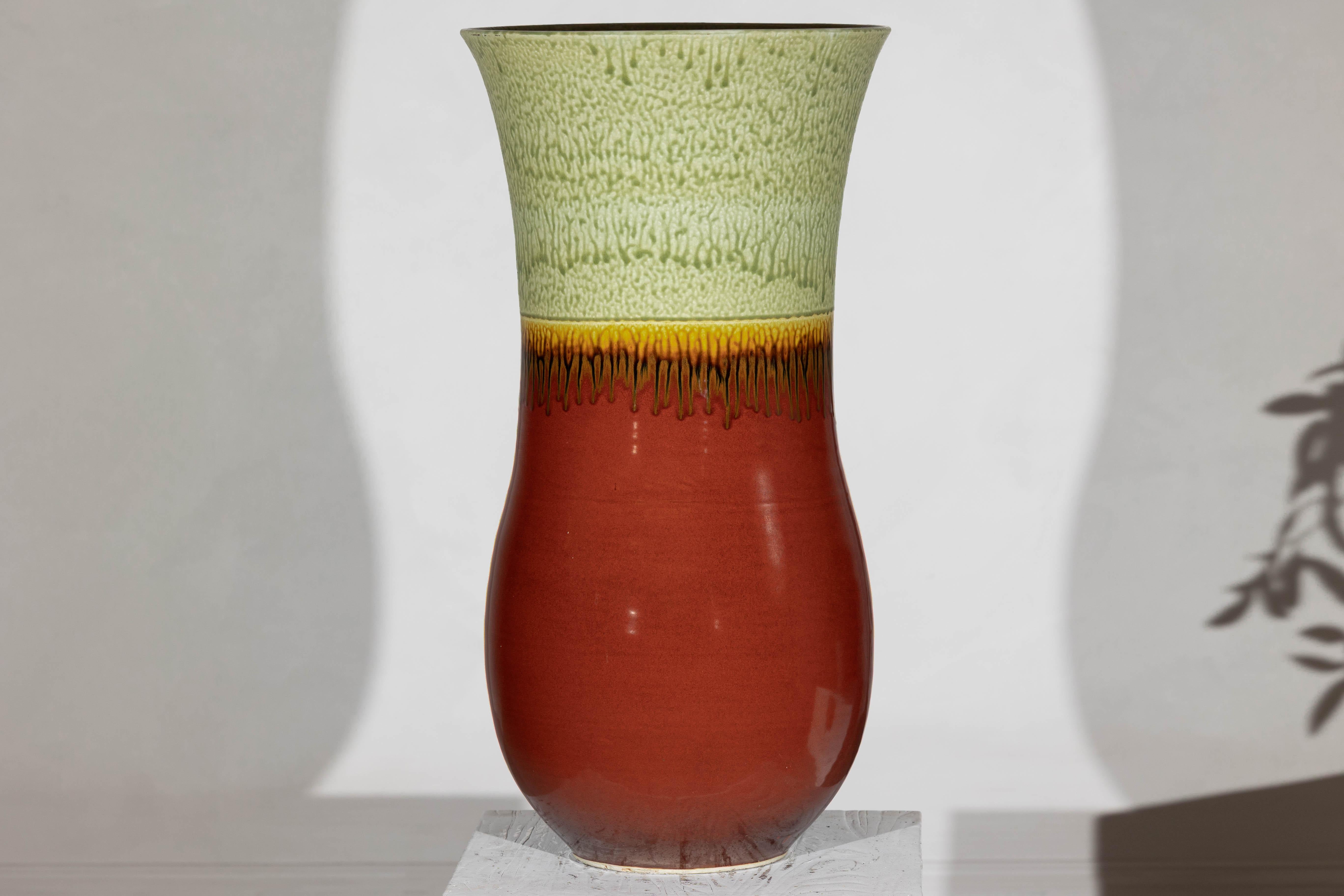 Ceramica Vaso alto artigianale in ceramica con smalto verde a goccia su base rossa in vendita