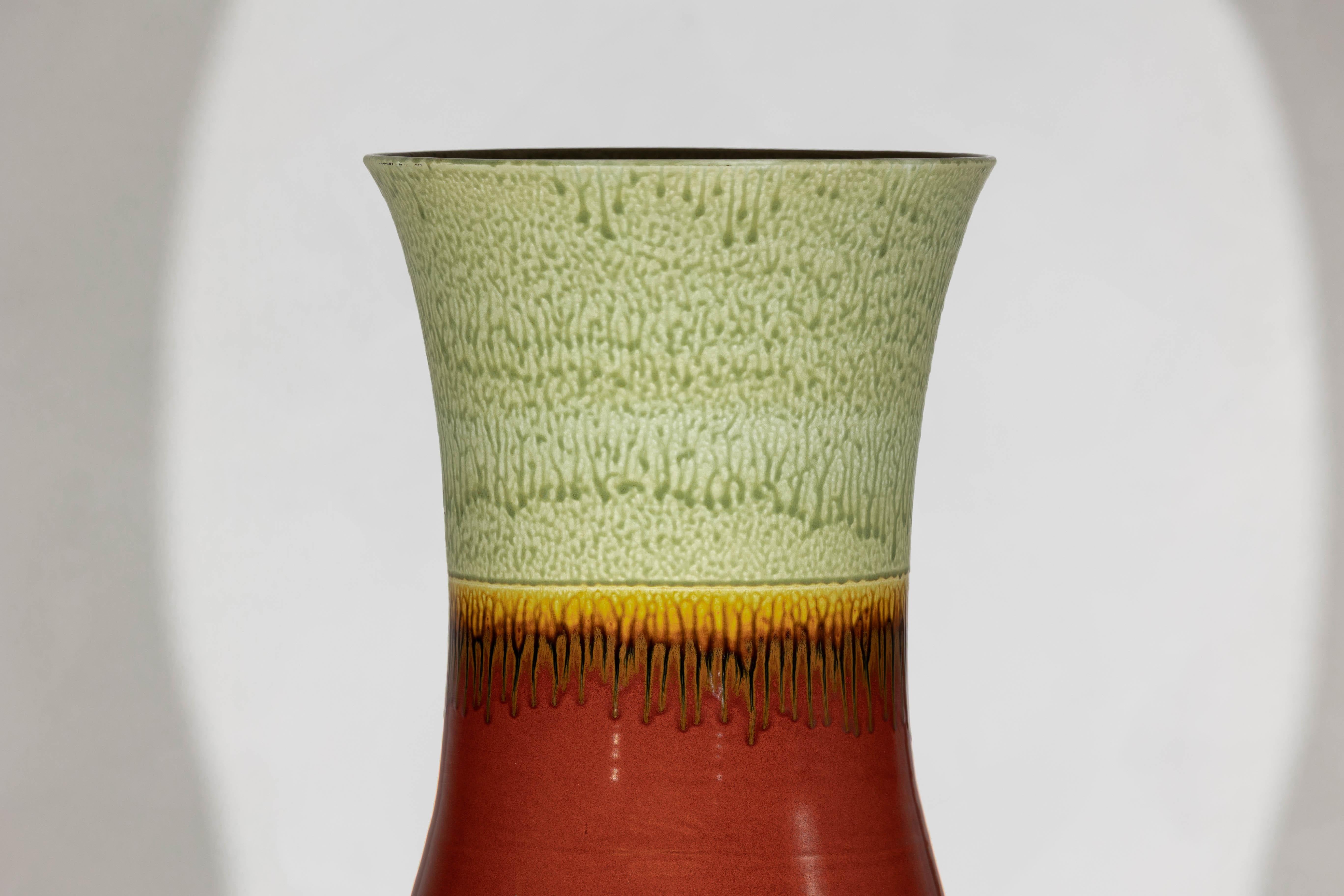 Vaso alto artigianale in ceramica con smalto verde a goccia su base rossa in vendita 1