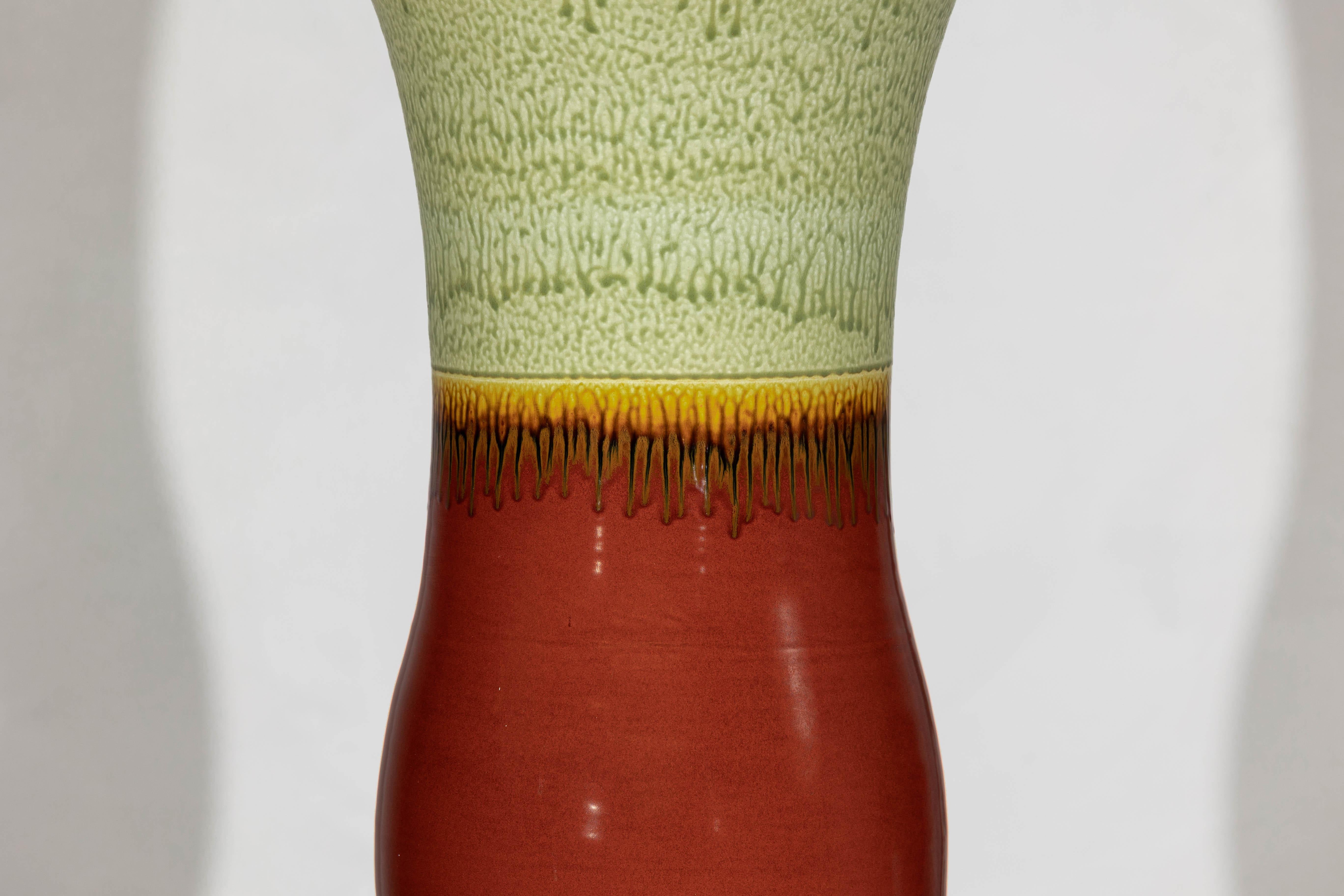Vaso alto artigianale in ceramica con smalto verde a goccia su base rossa in vendita 2