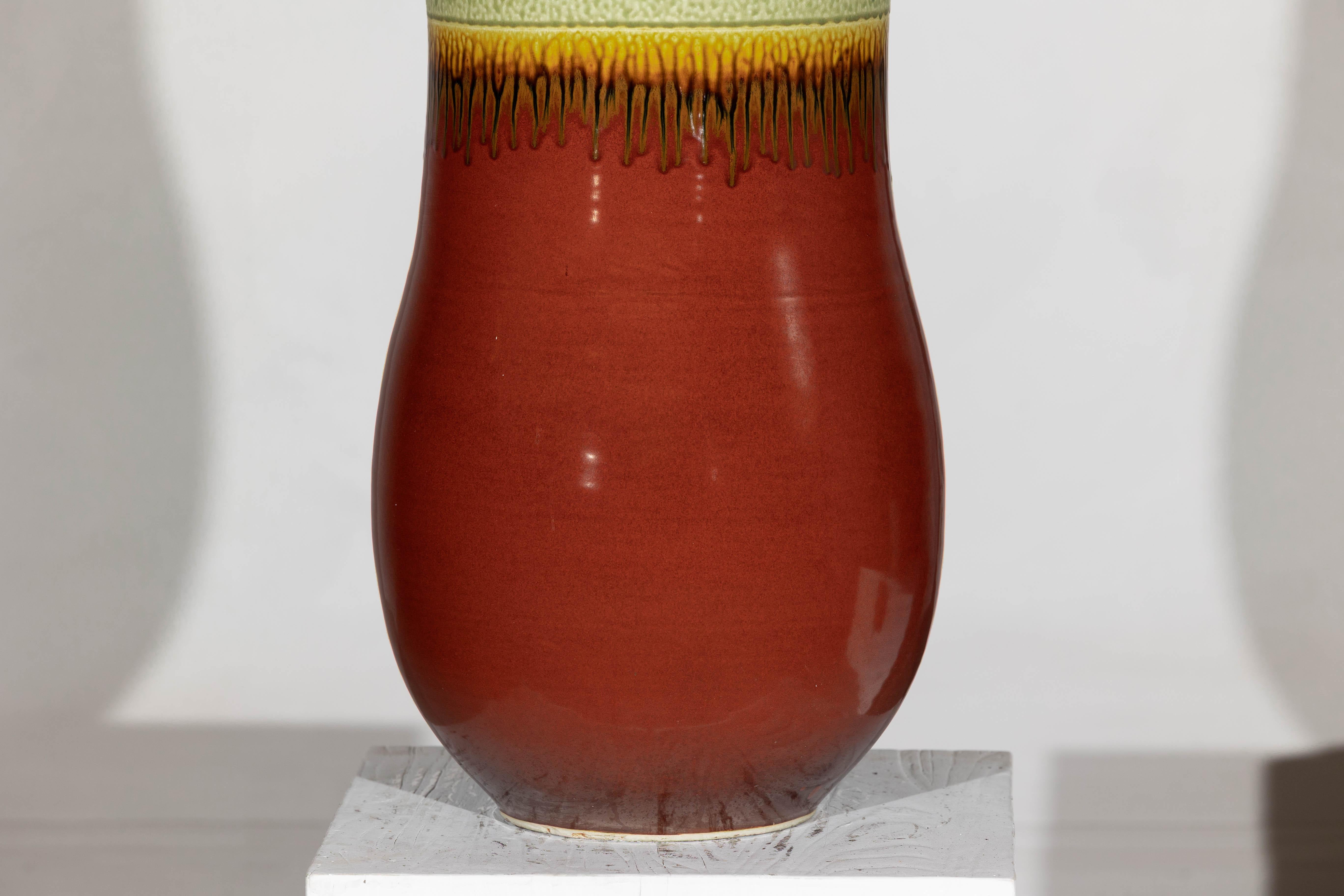 Vaso alto artigianale in ceramica con smalto verde a goccia su base rossa in vendita 3