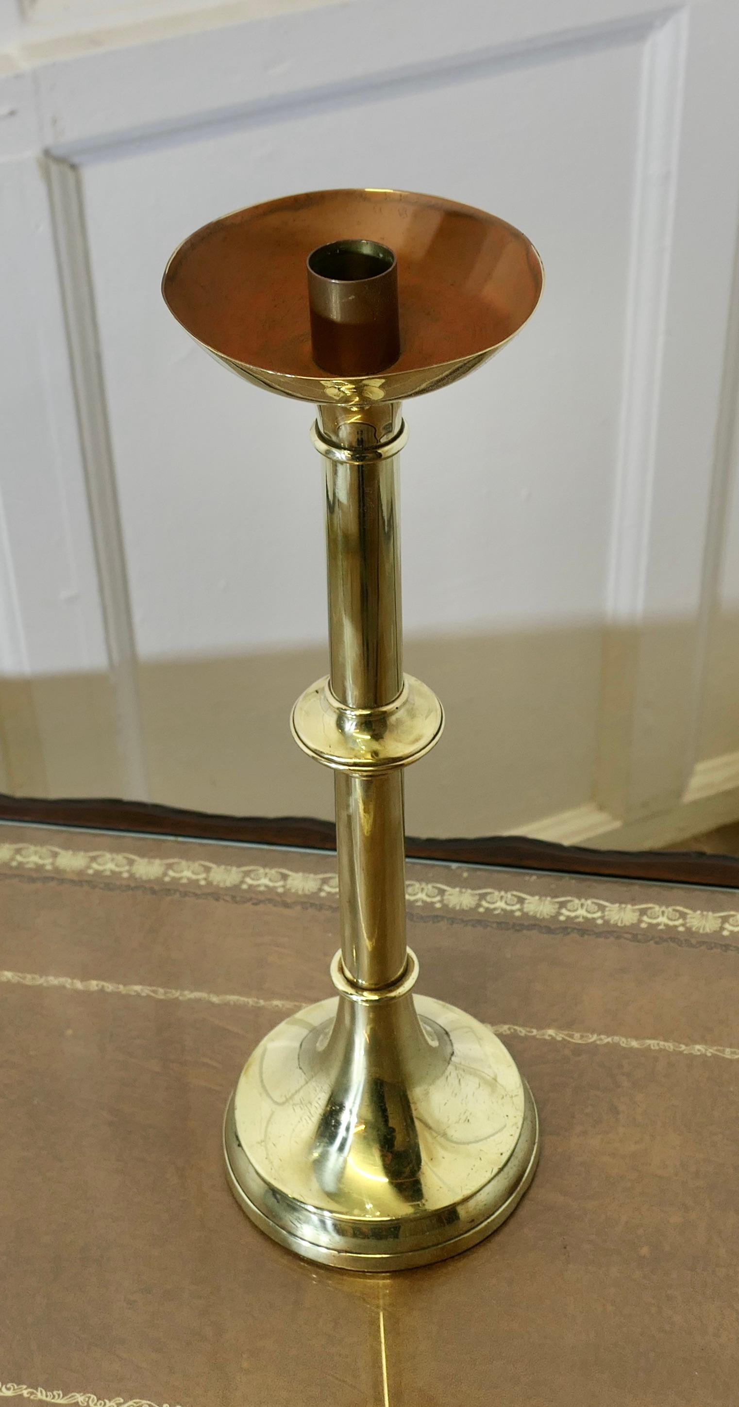 Bastone da candela alto in ottone di Arti e Mestieri  Questo è un bastone da candela grande In condizioni buone in vendita a Godshill, Isle of Wight