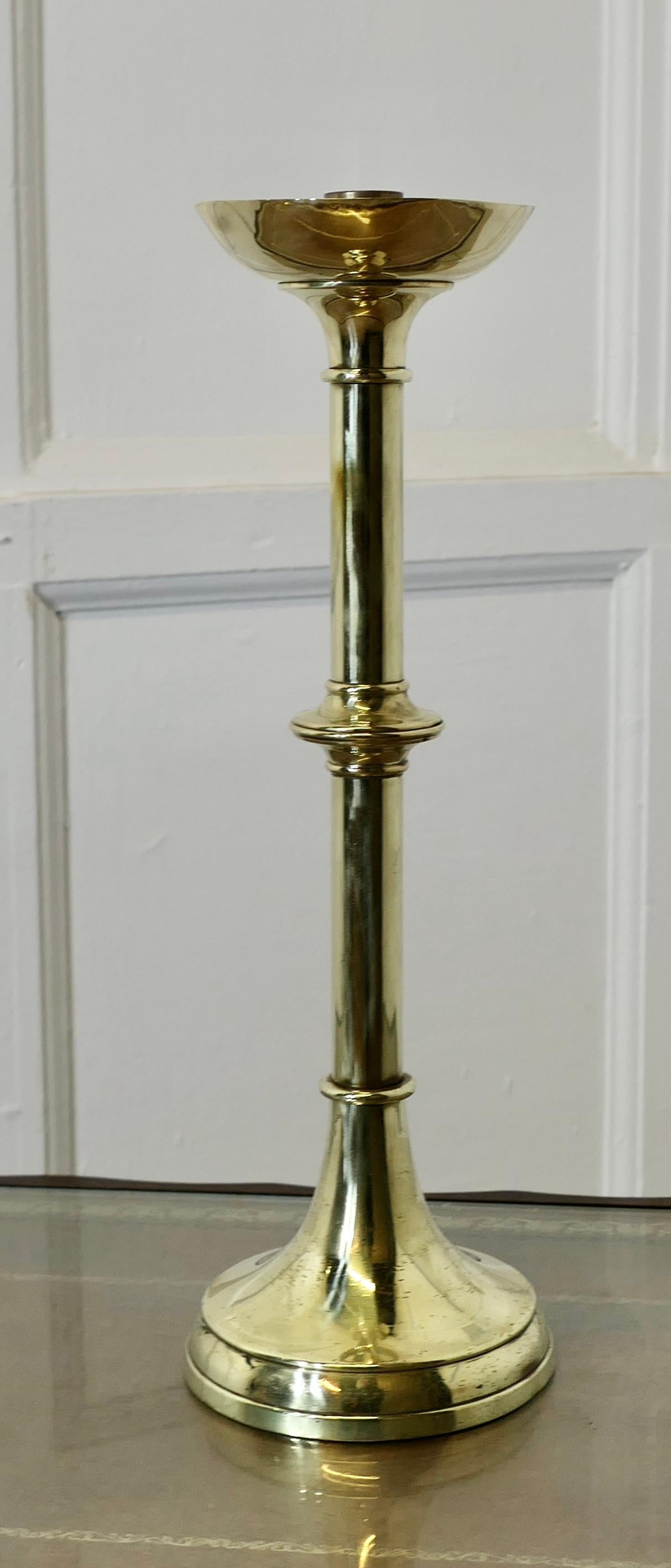 Fine XIX secolo Bastone da candela alto in ottone di Arti e Mestieri  Questo è un bastone da candela grande in vendita